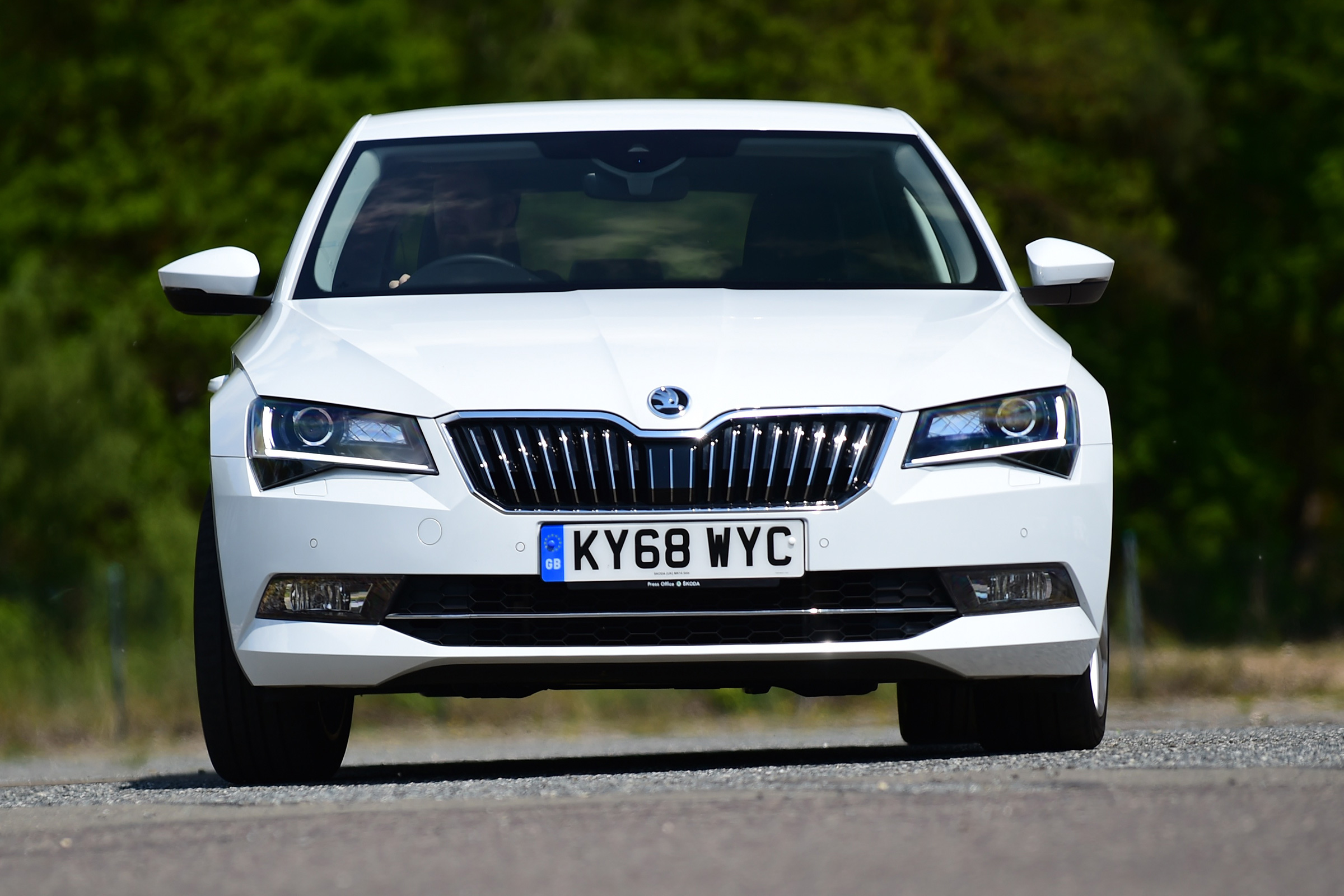 Skoda Superb - front cornering 