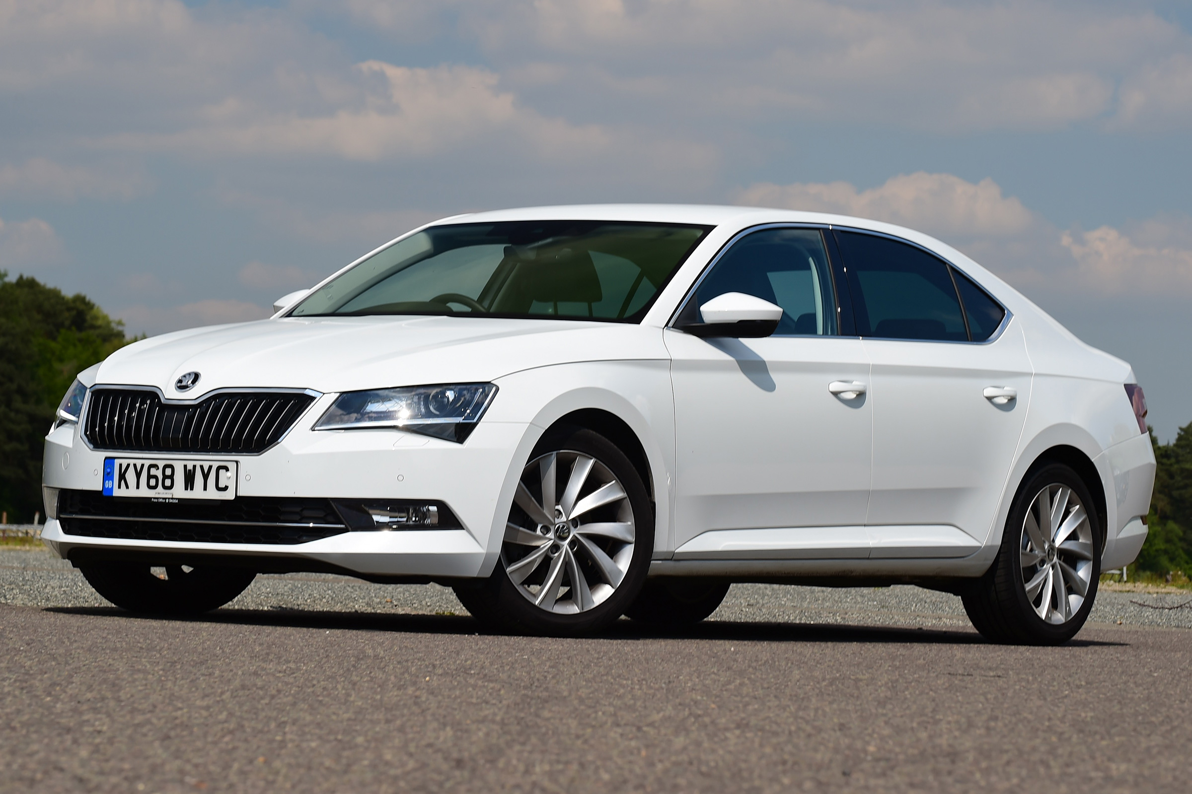 Skoda Superb - front static