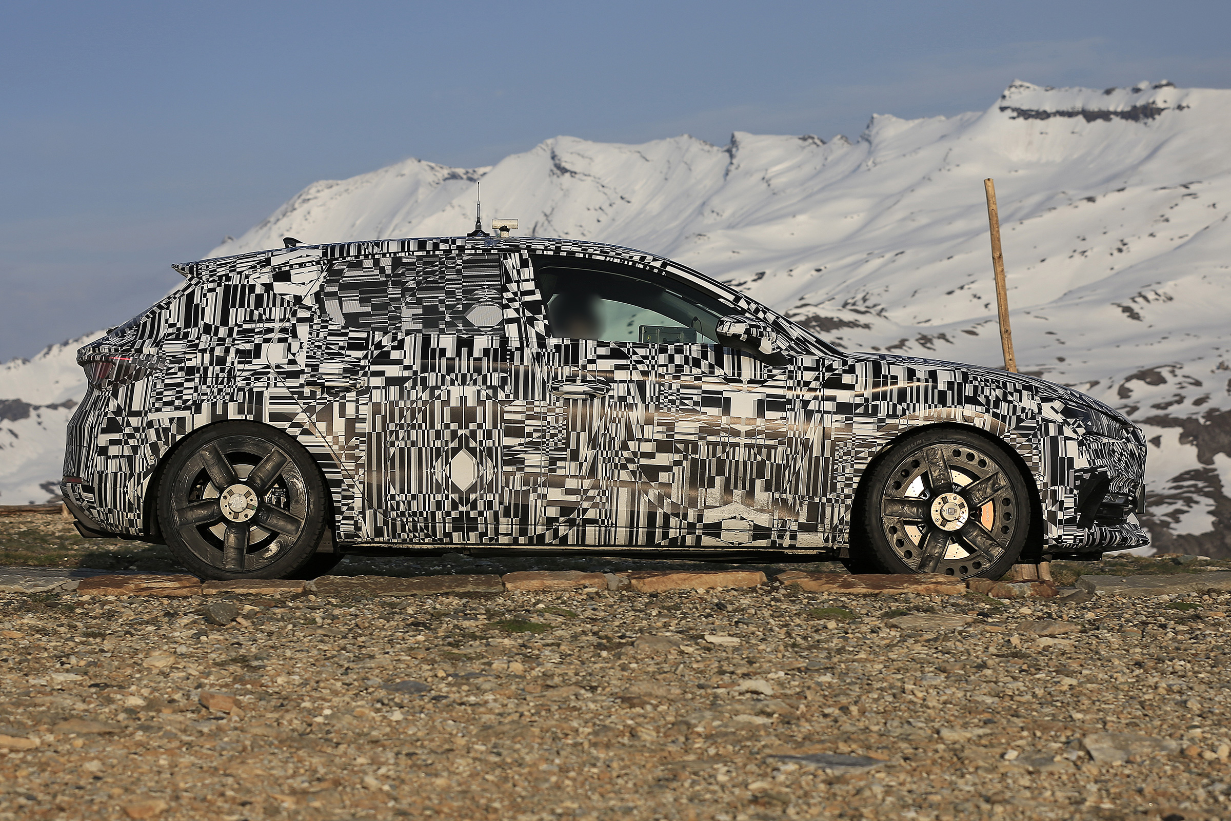 Cupra Leon - spied - side tracking