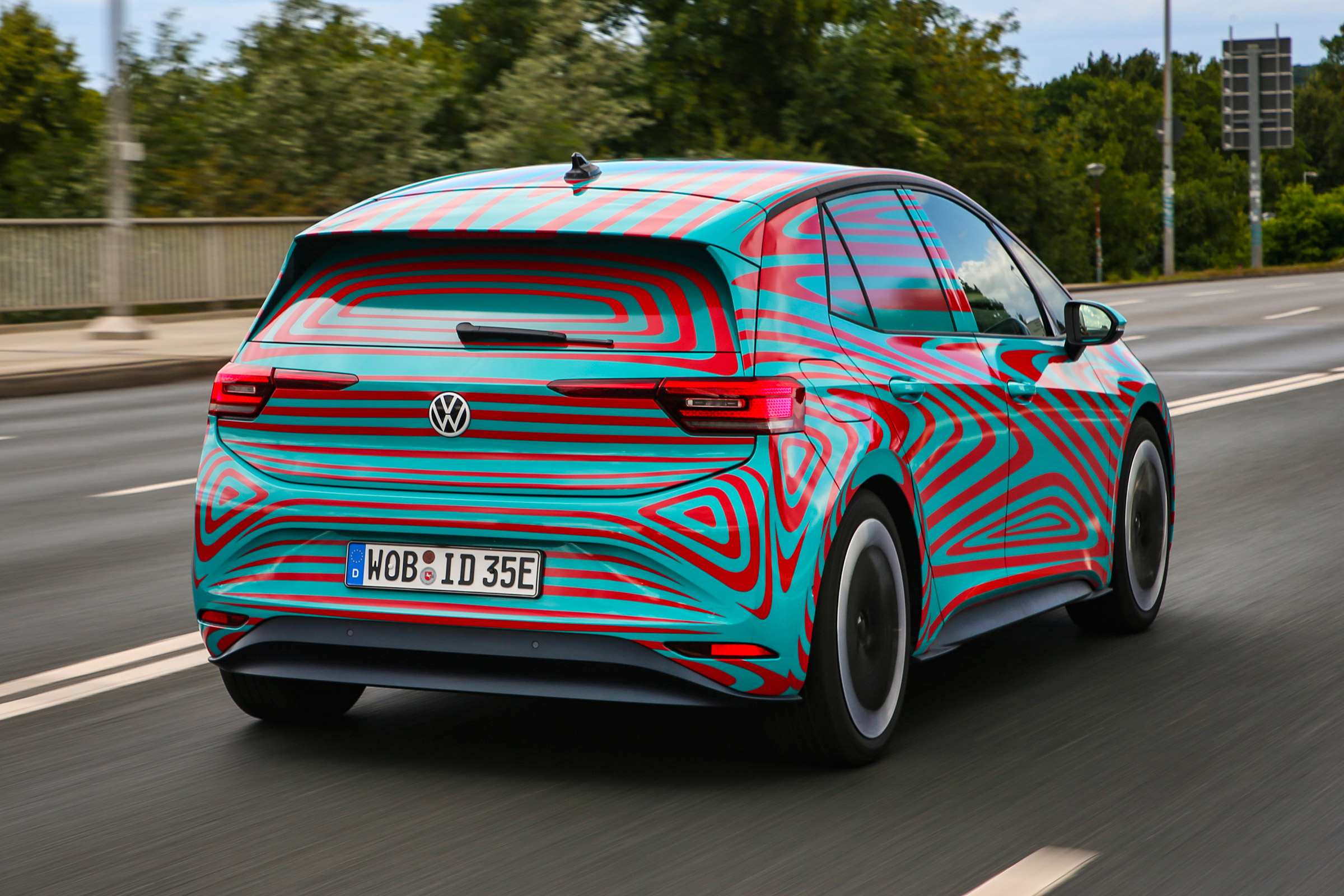 Volkswagen ID.3 vs Volkswagen e-Golf - rear action