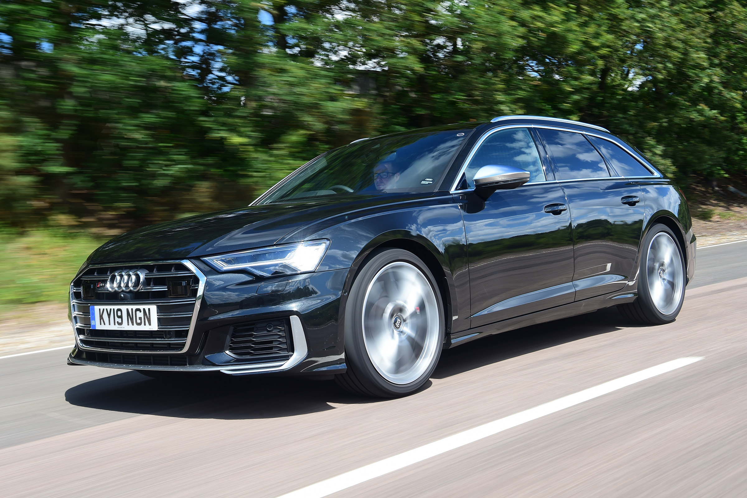 Audi S6 Avant - front tracking