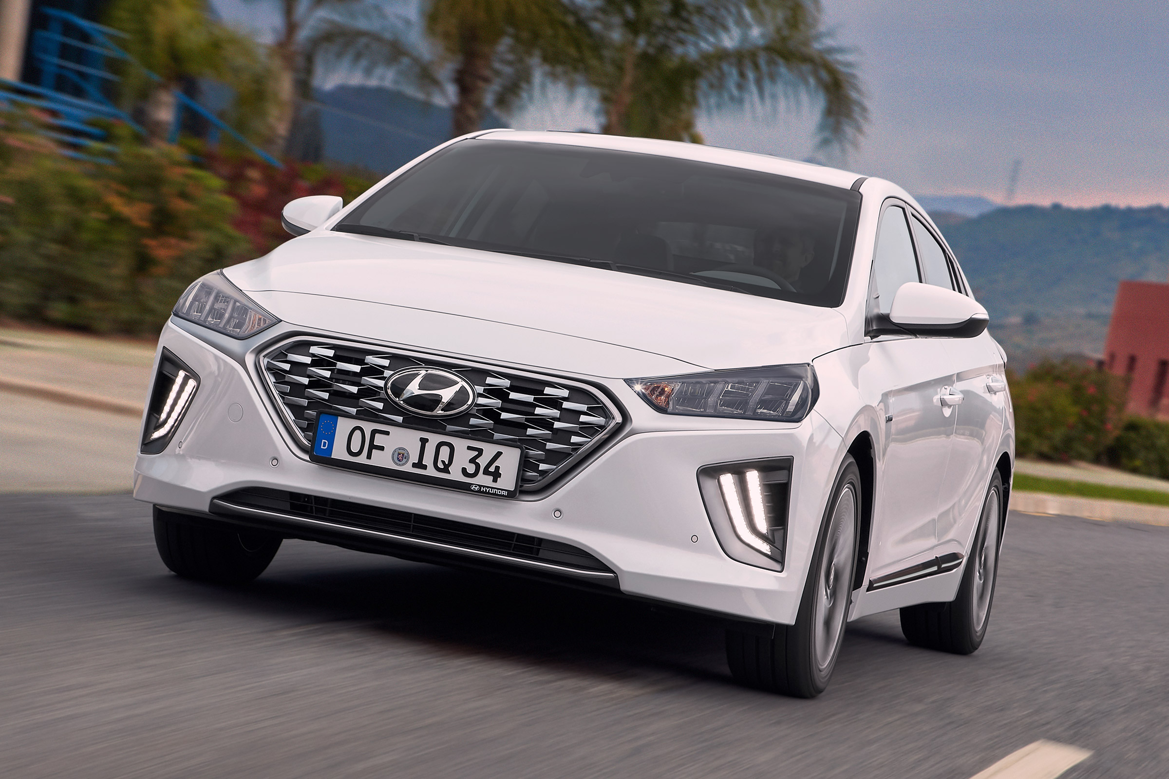 Hyundai Ioniq Hybrid - front tracking