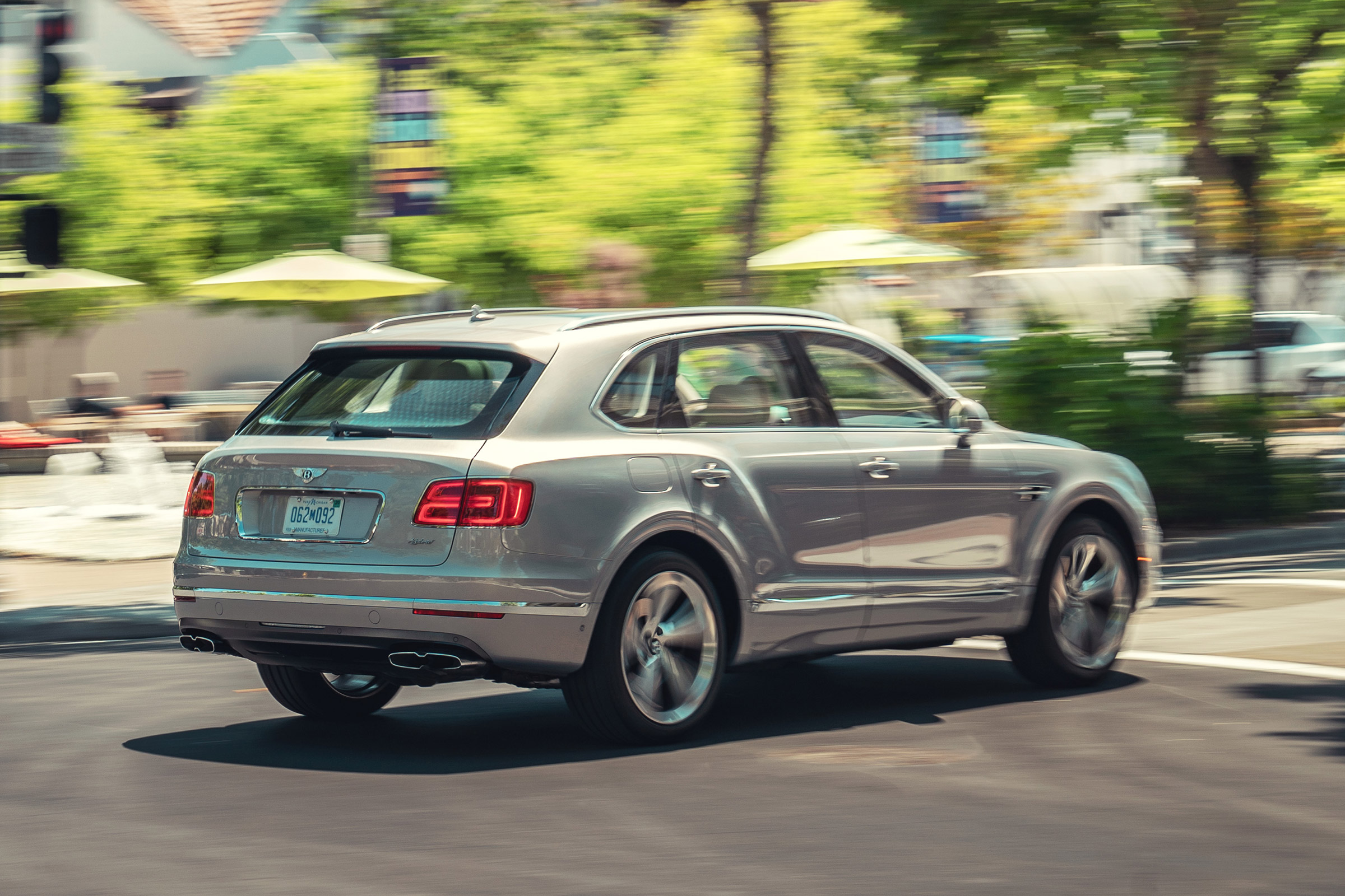 Bentley Bentayga Hybrid - rear action