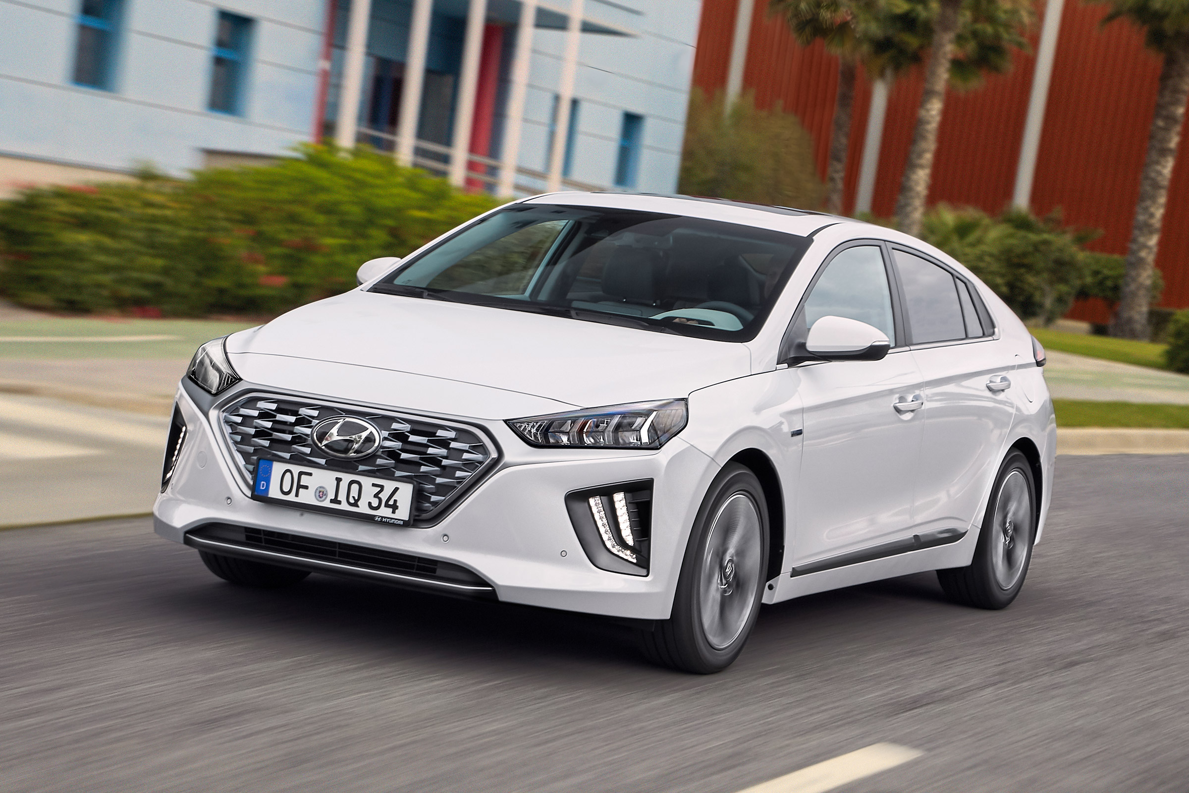 Hyundai Ioniq Hybrid - front action