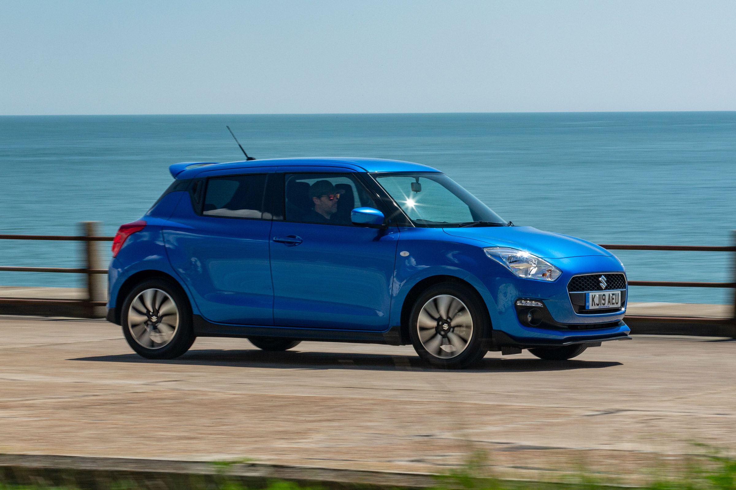 Suzuki Swift Attitude - front/side action