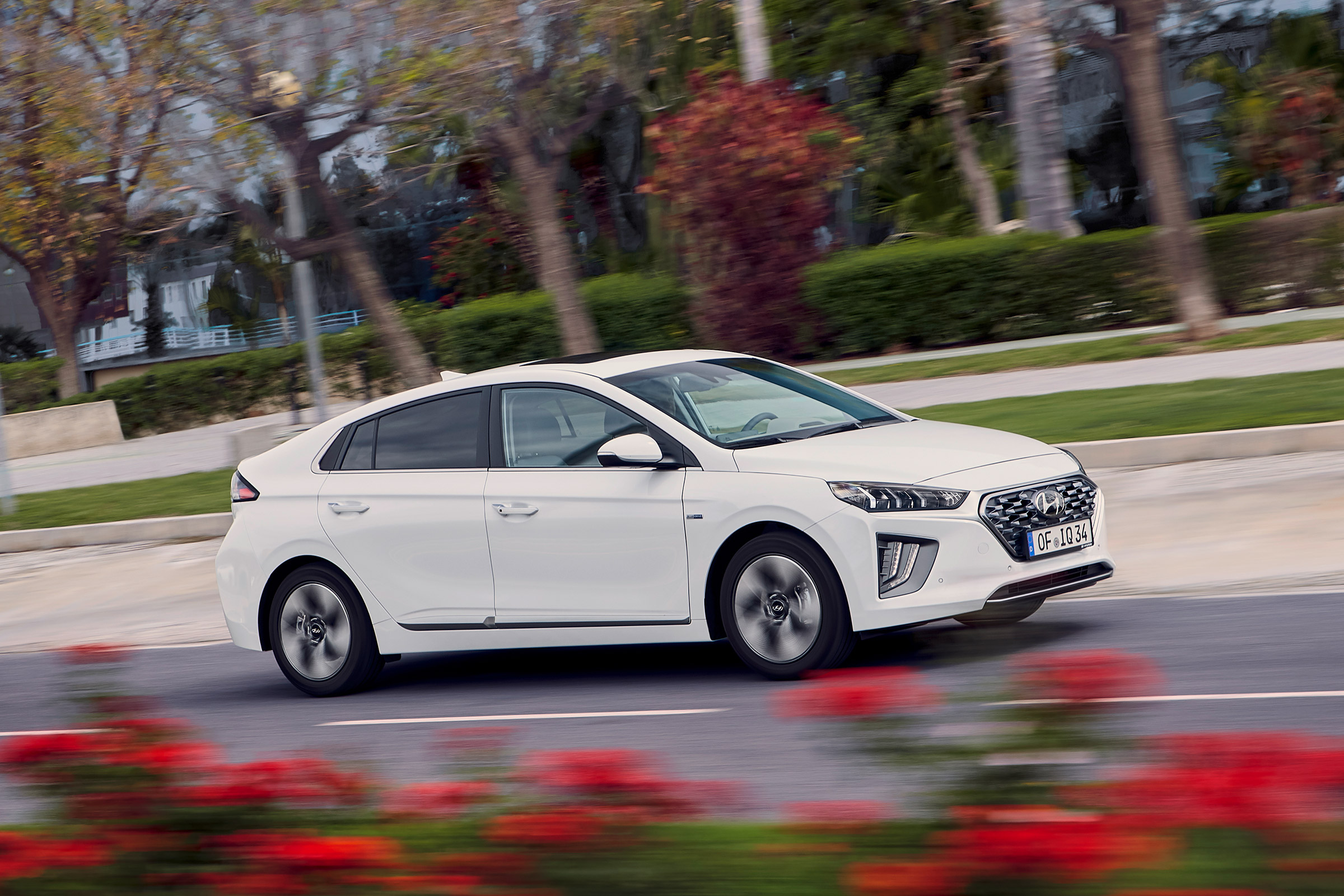 Hyundai Ioniq Hybrid - side