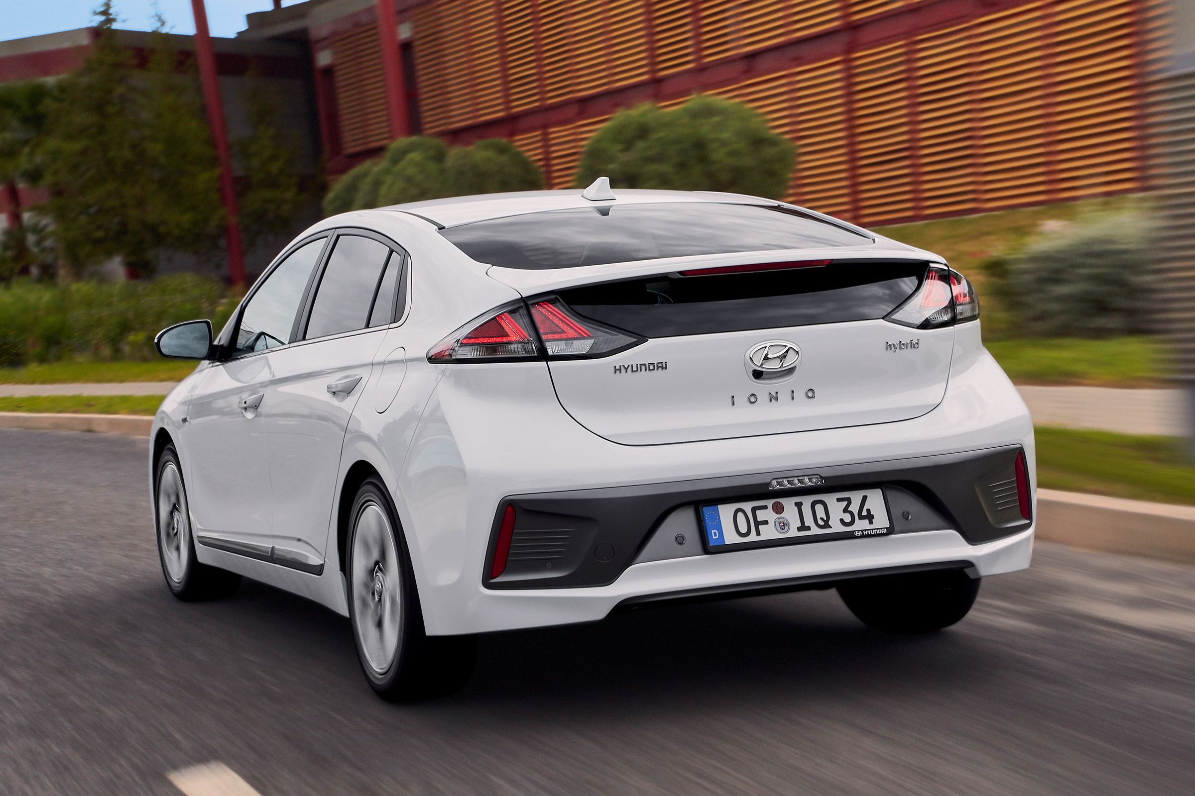 Hyundai Ioniq Hybrid - rear tracking