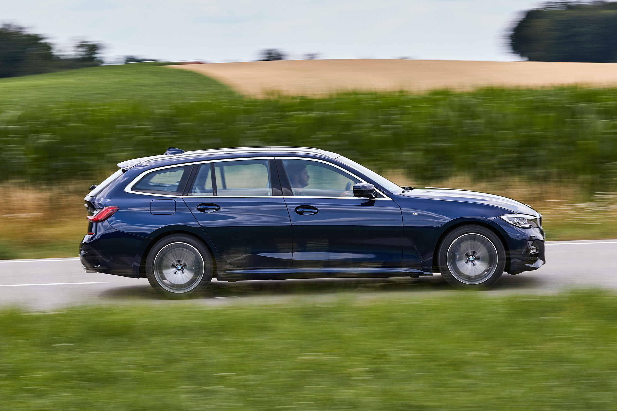 BMW 3 Series Touring - side action