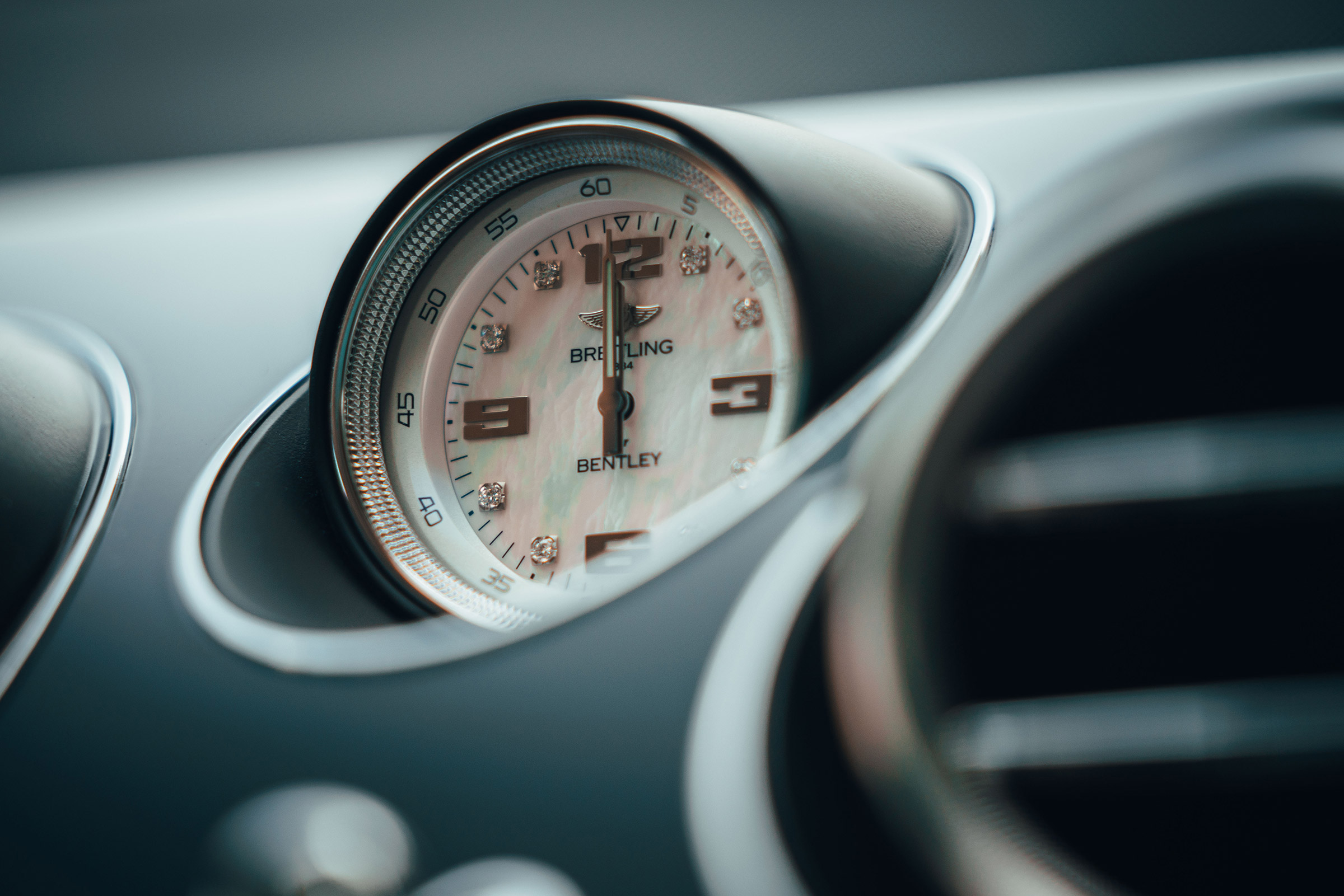 Bentley Bentayga Hybrid - clock