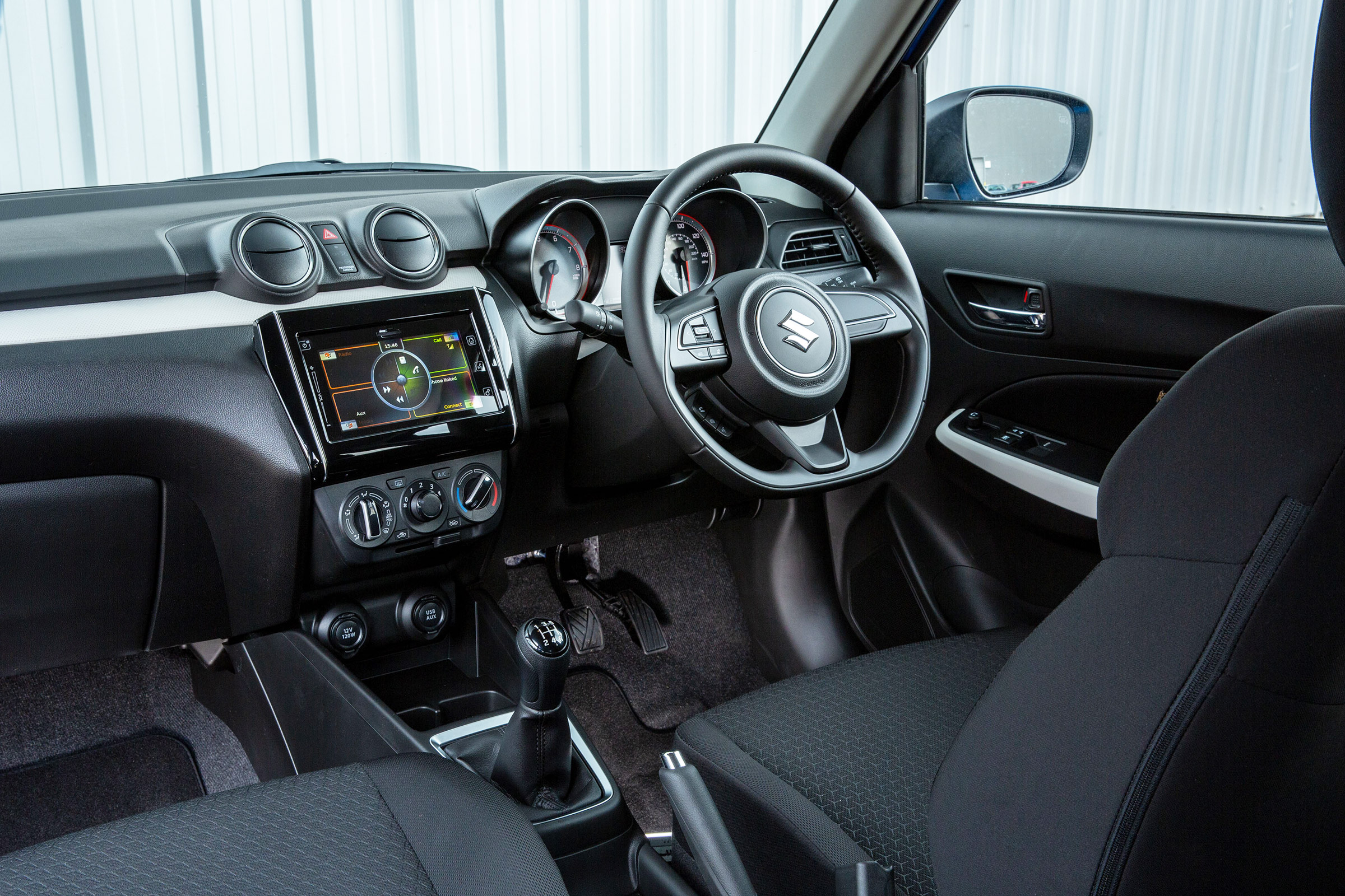 Suzuki Swift Attitude - cabin