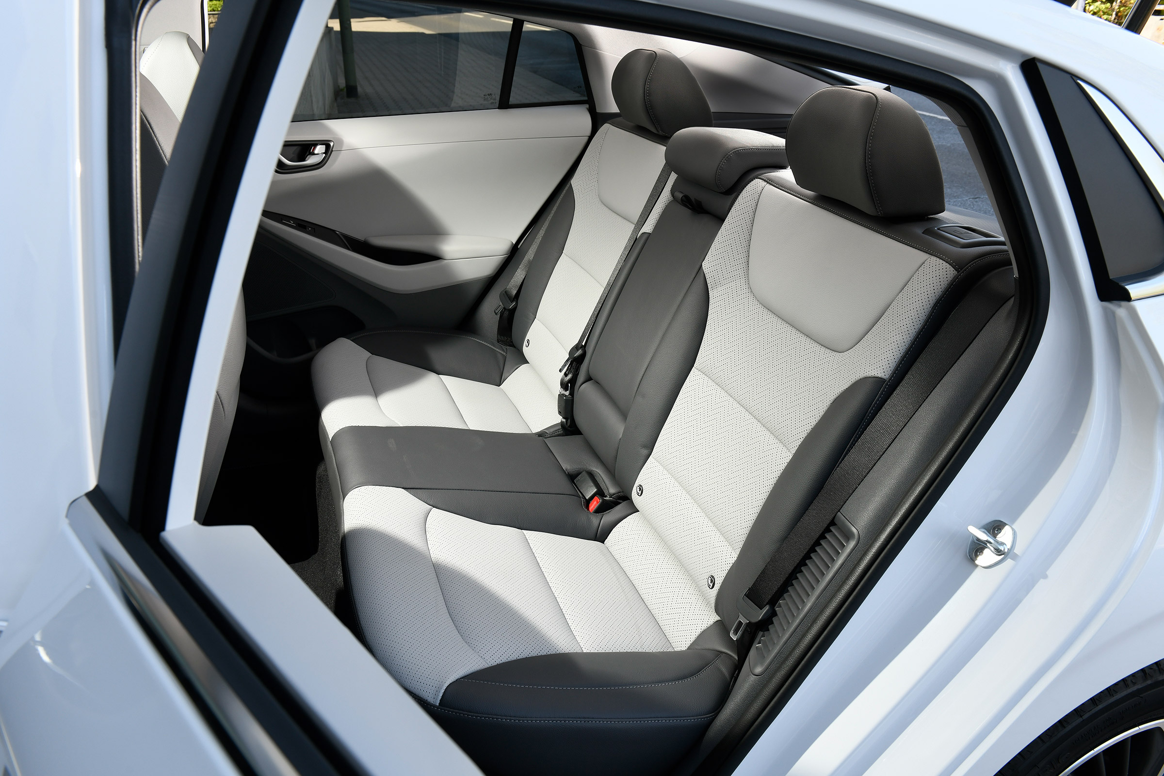 Hyundai Ioniq Hybrid - rear seats