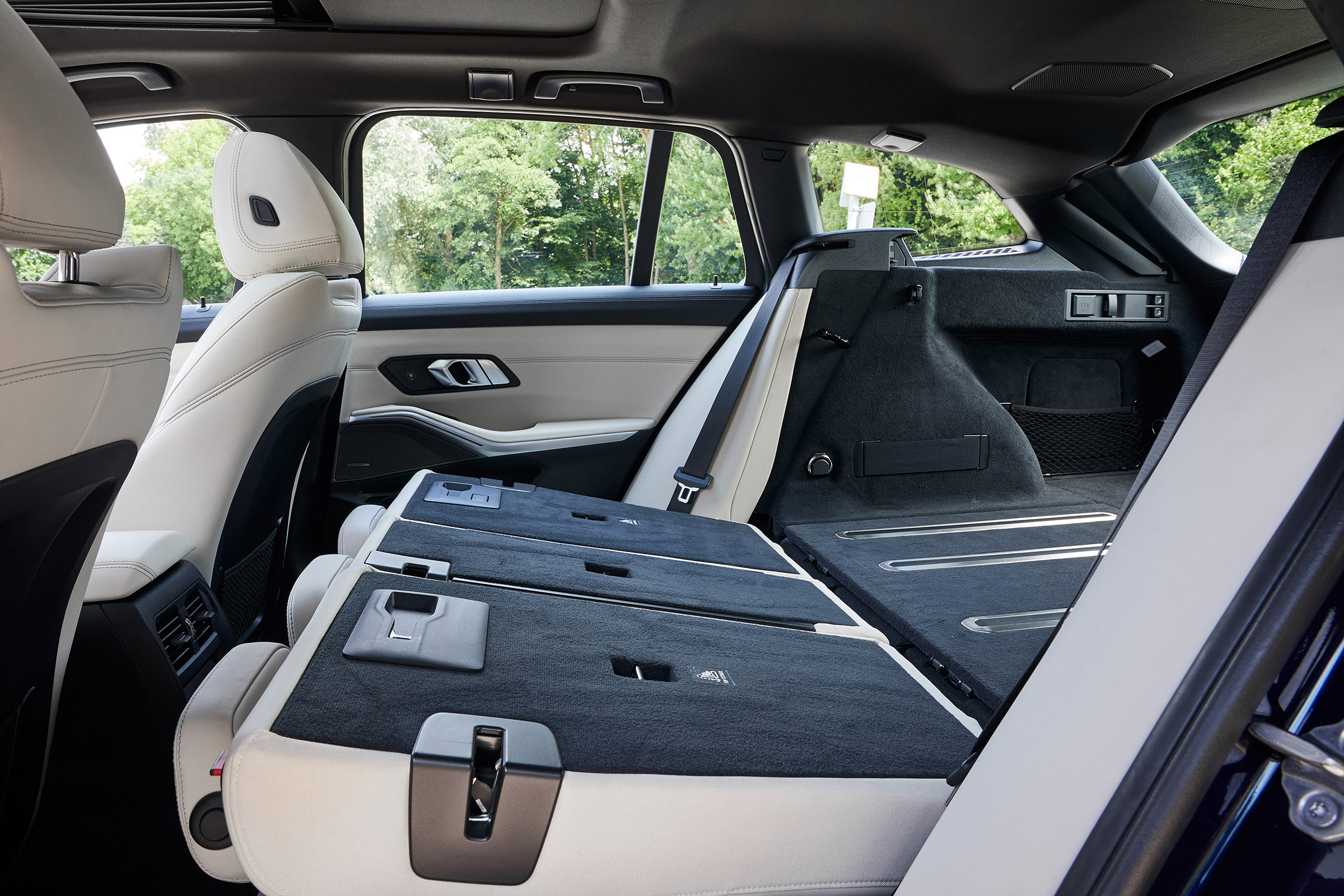 BMW 3 Series Touring - rear seats folded down