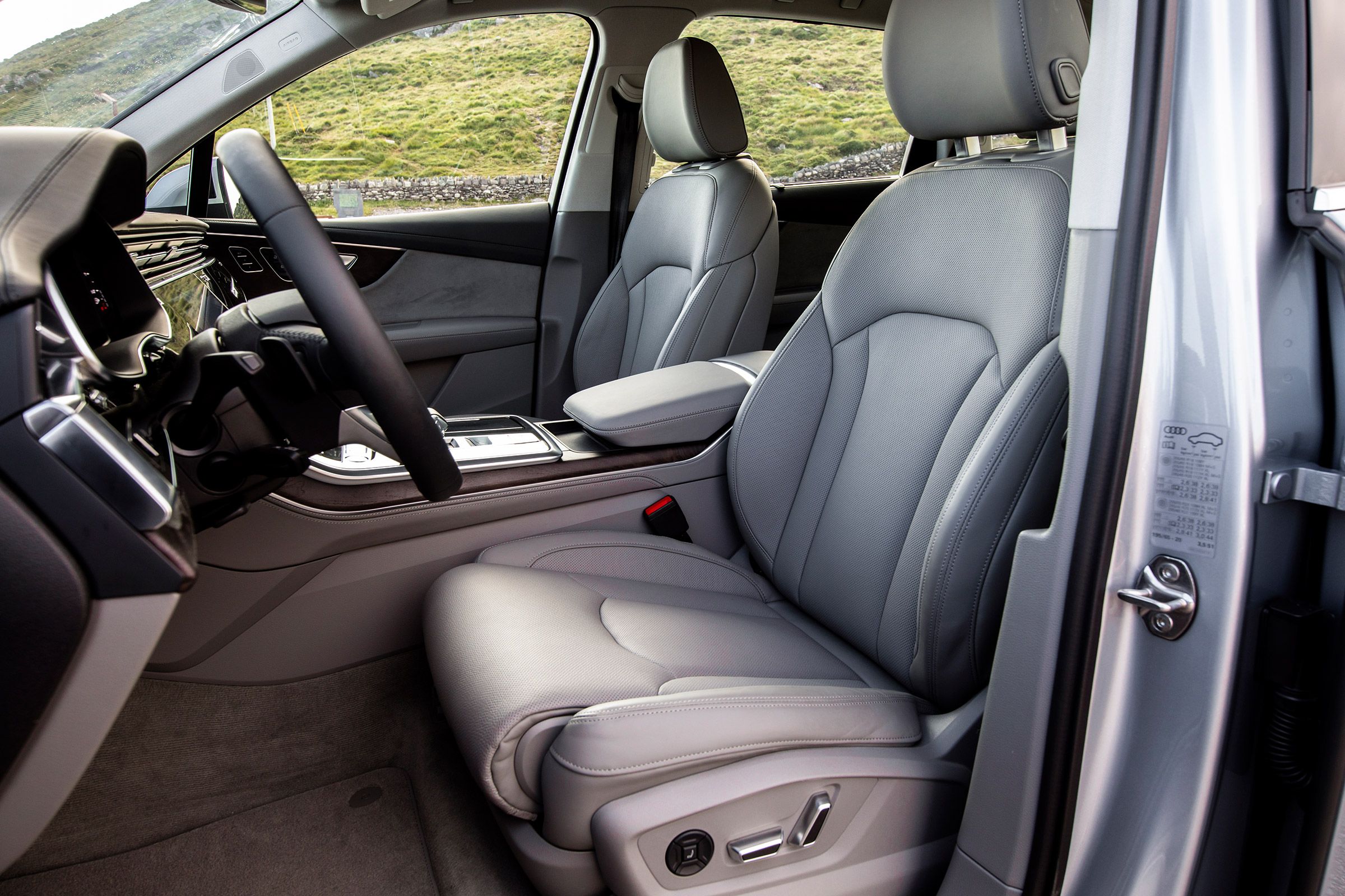 Audi Q7 - front seats