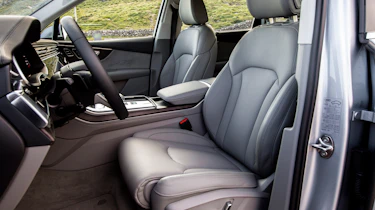 Audi Q7 - front seats