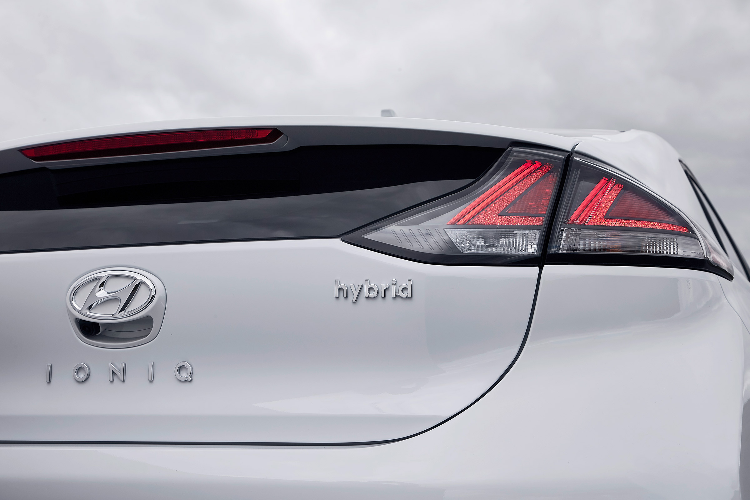 Hyundai Ioniq Hybrid - rear badge