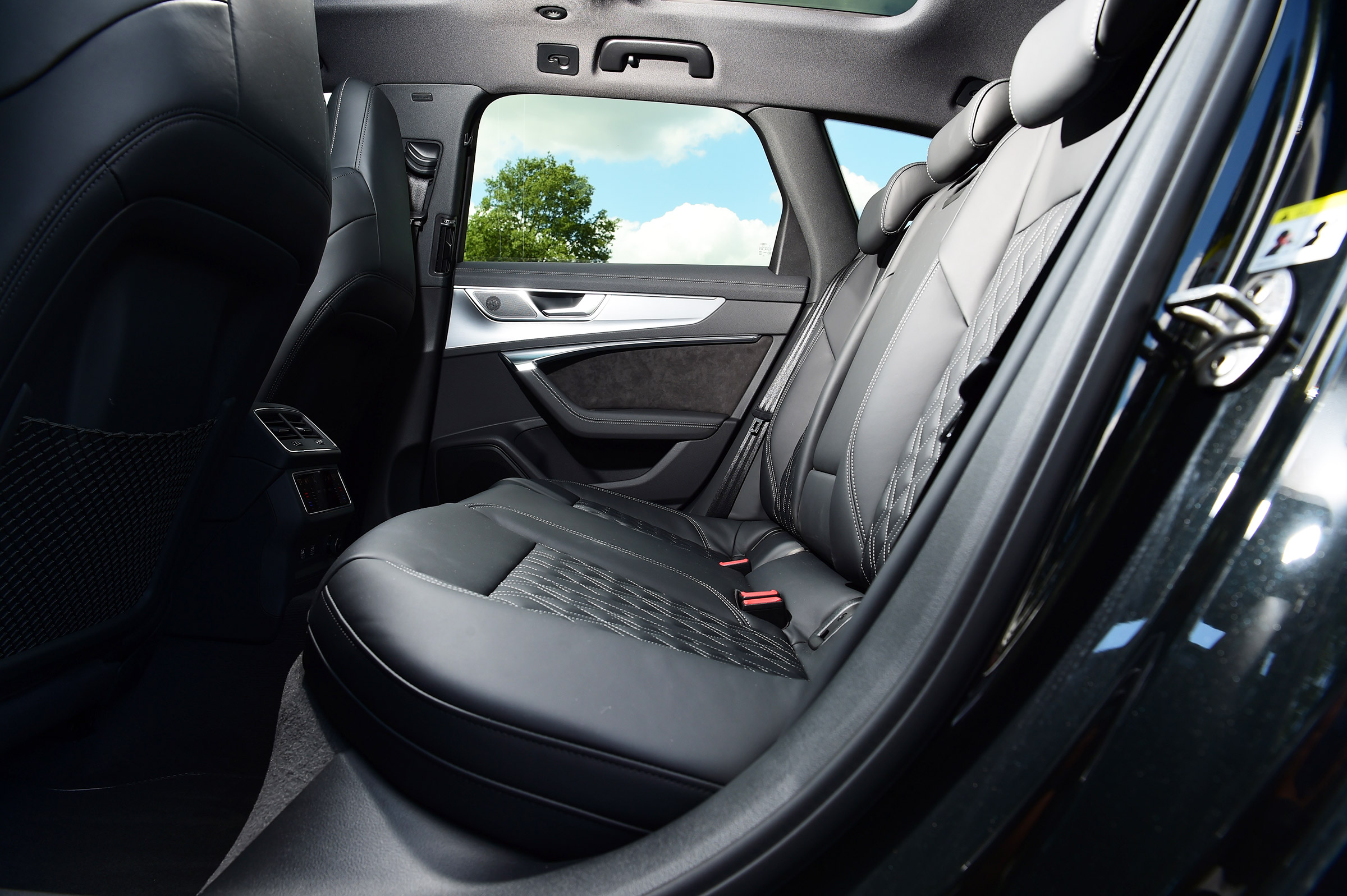 Audi S6 Avant - rear seats