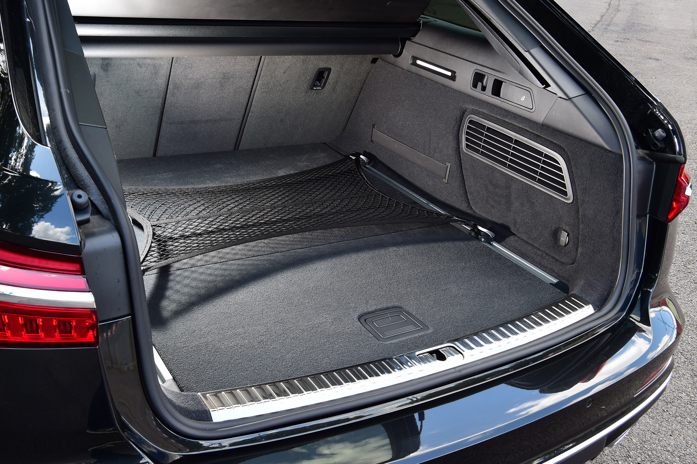 Audi S6 Avant - boot