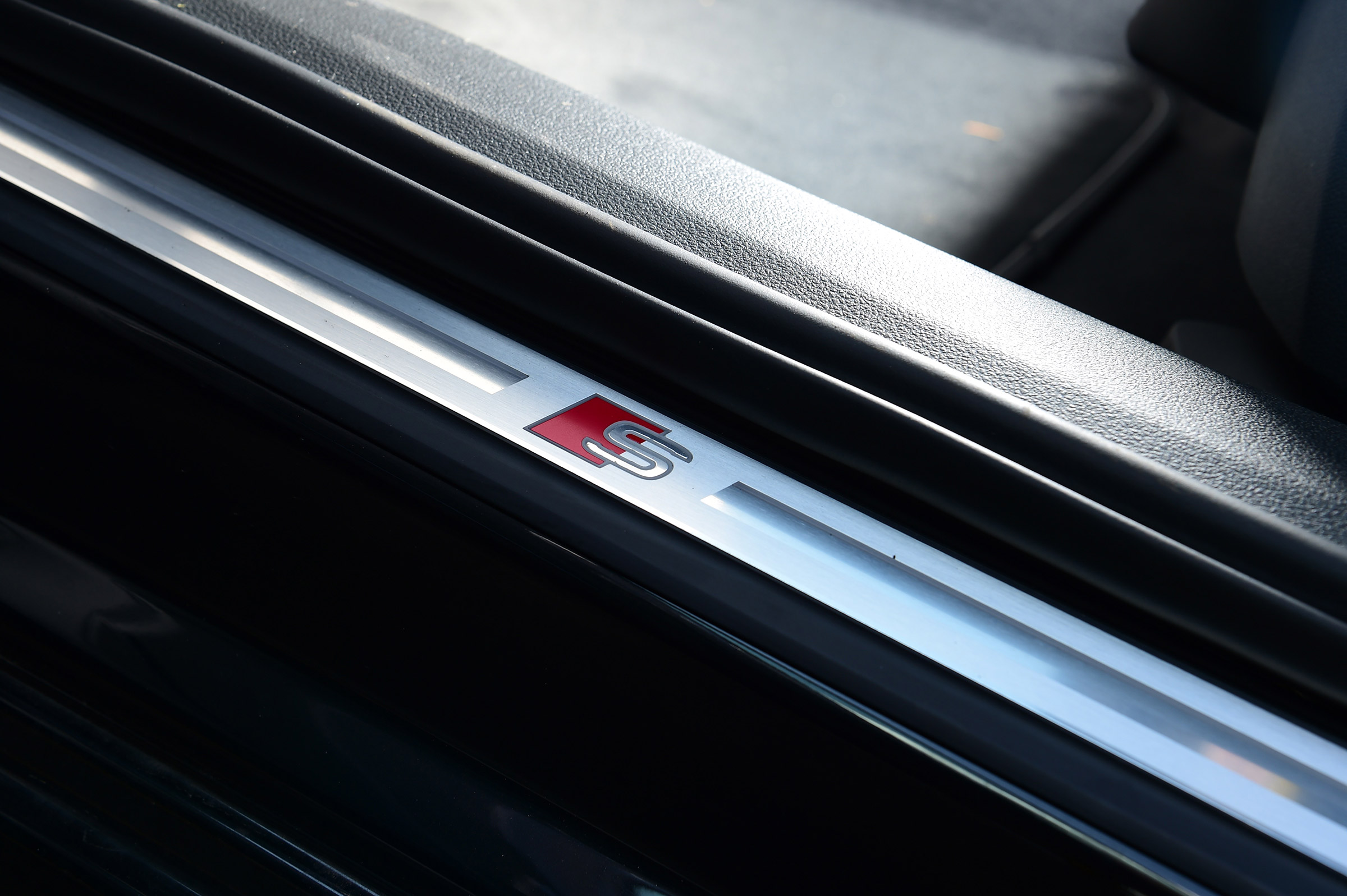 Audi S6 Avant - sill