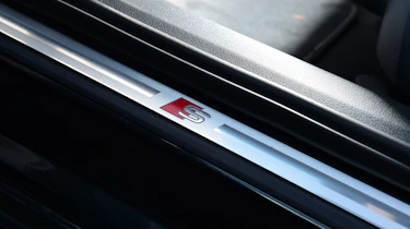 Audi S6 Avant - sill