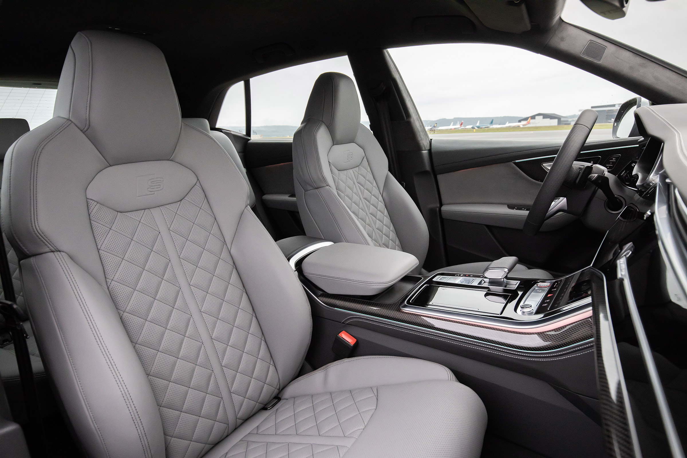 Audi SQ8 - front seats
