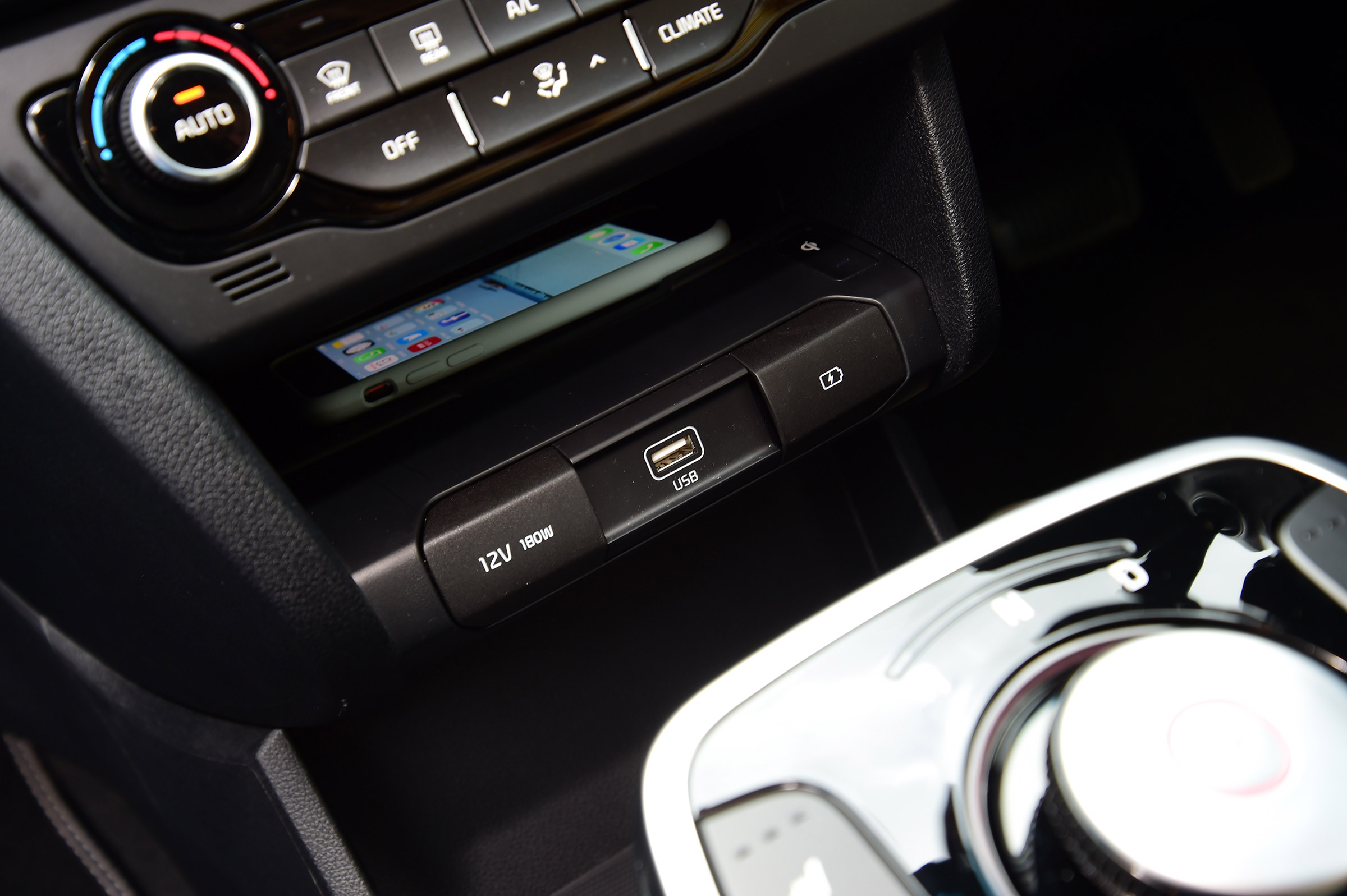 Kia e-Niro - wireless phone charging