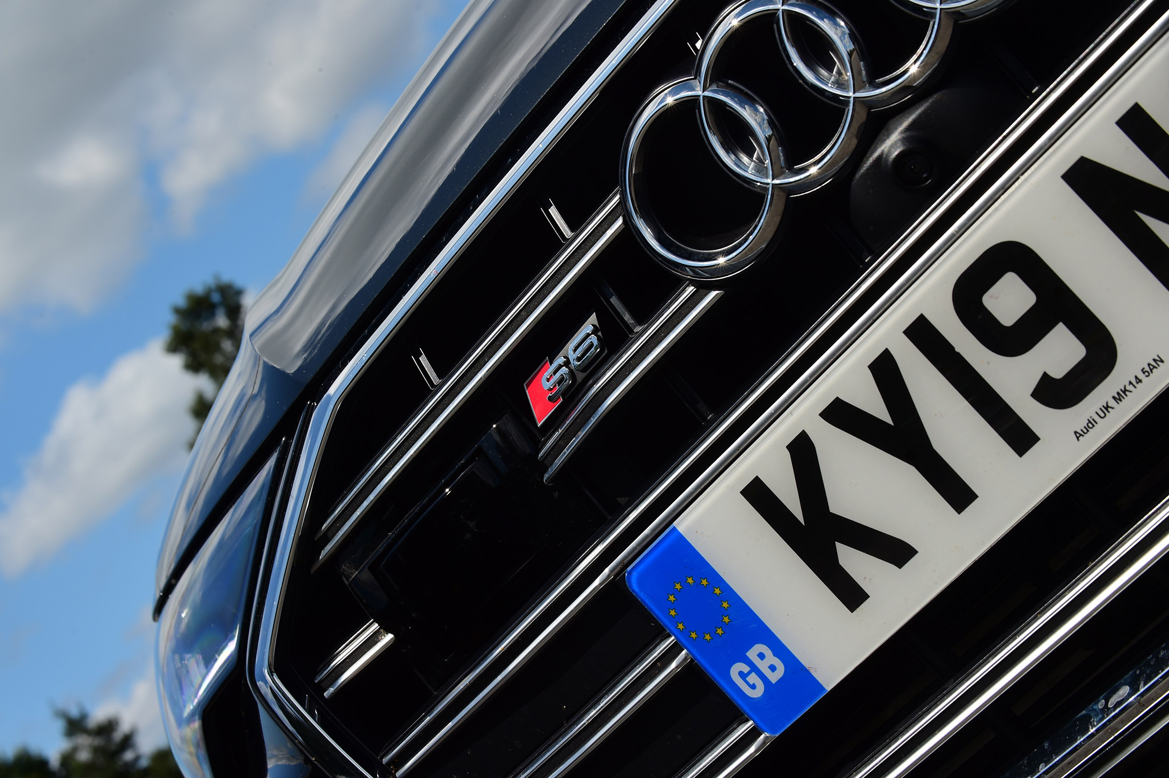 Audi S6 Avant - grille