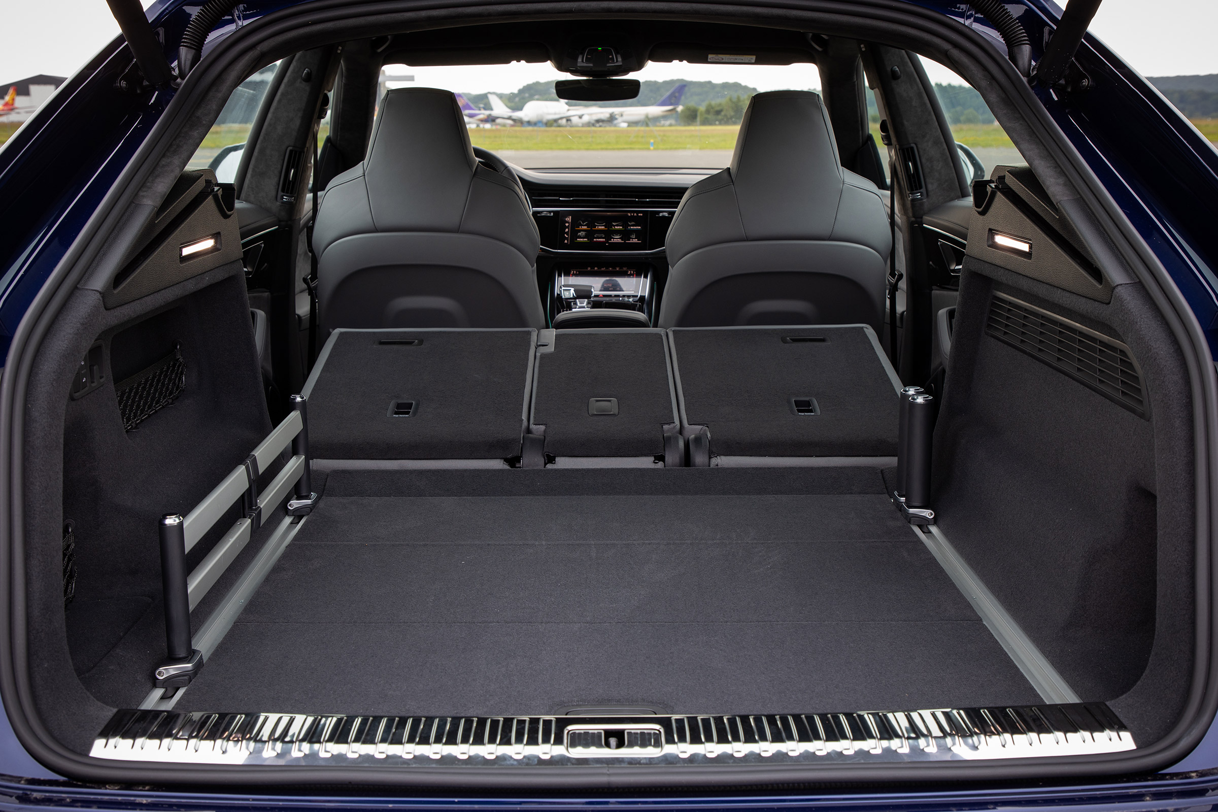 Audi SQ8 - boot seats down