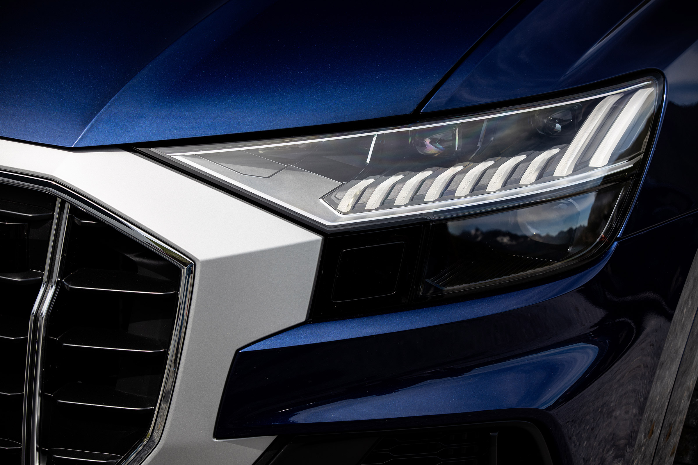 Audi SQ8 - front lights
