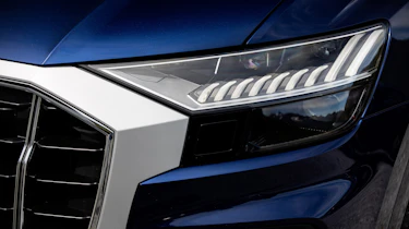 Audi SQ8 - front lights