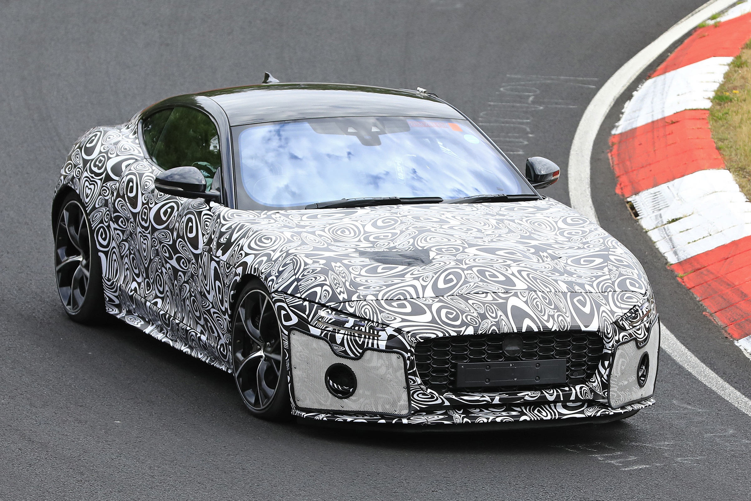 Jaguar F-Type - spied - front cornering 