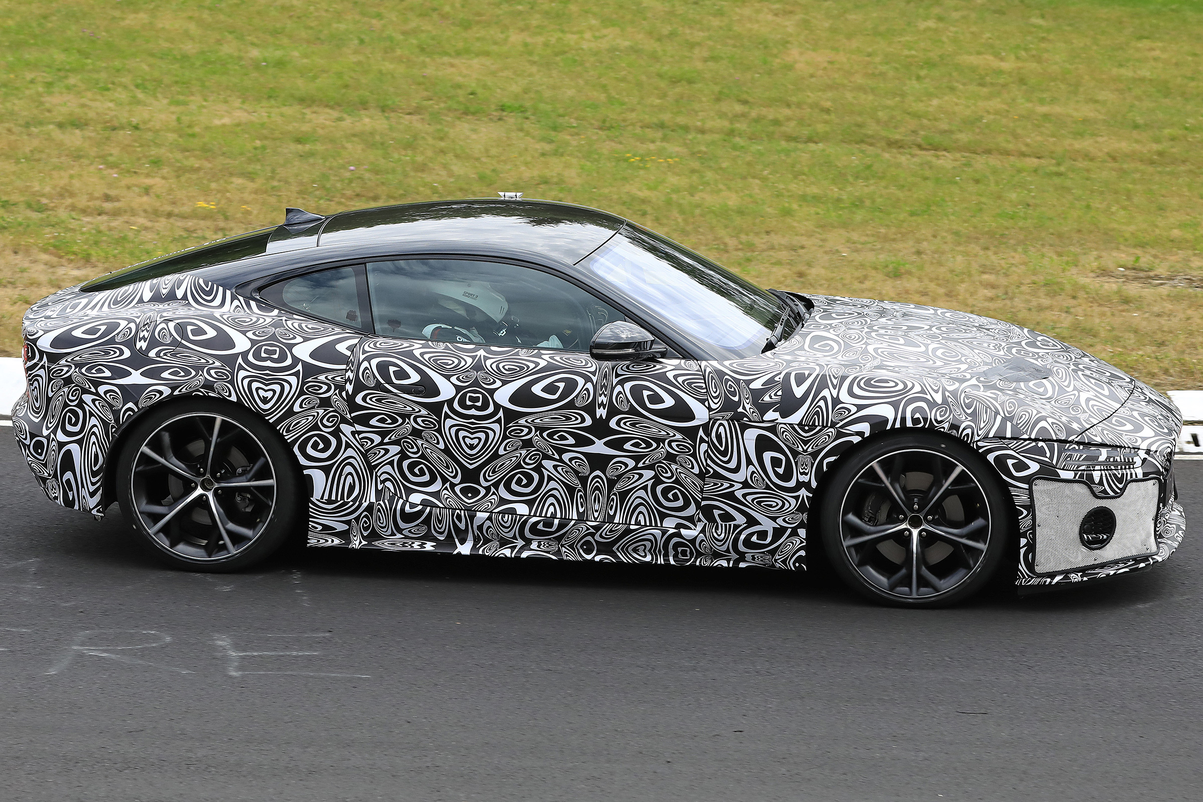 Jaguar F-Type - spied - side cornering 