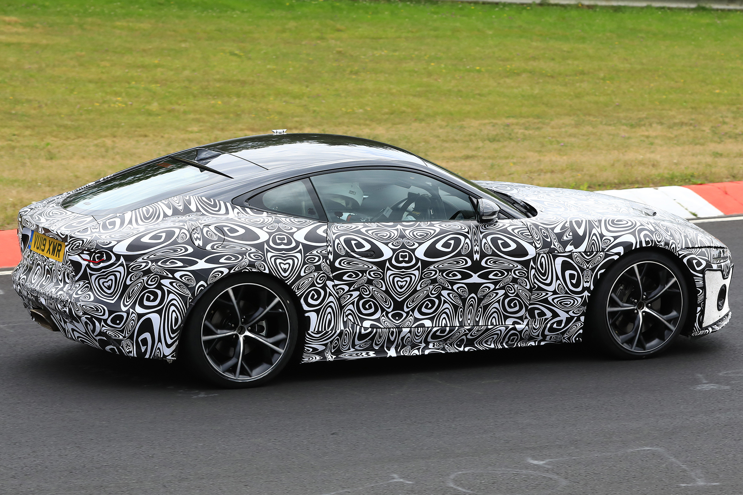 Jaguar F-Type - spied - side cornering 