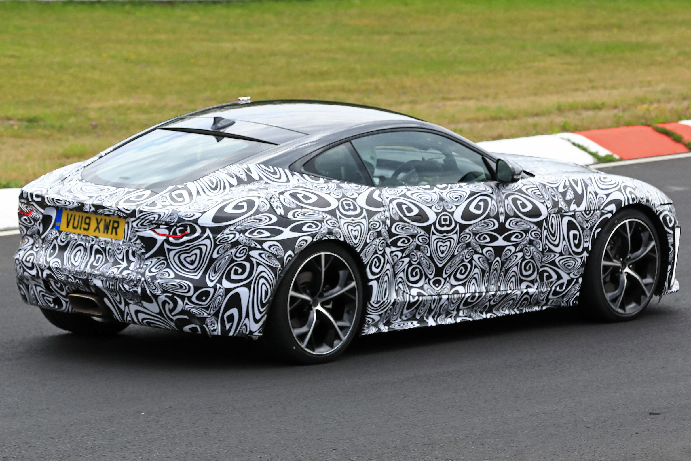 Jaguar F-Type - spied - rear 3/4 cornering 