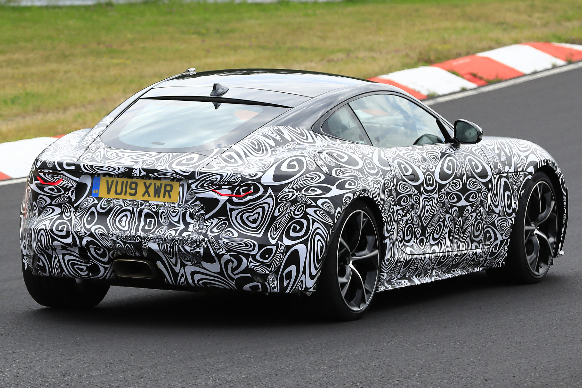Jaguar F-Type - spied - rear cornering 