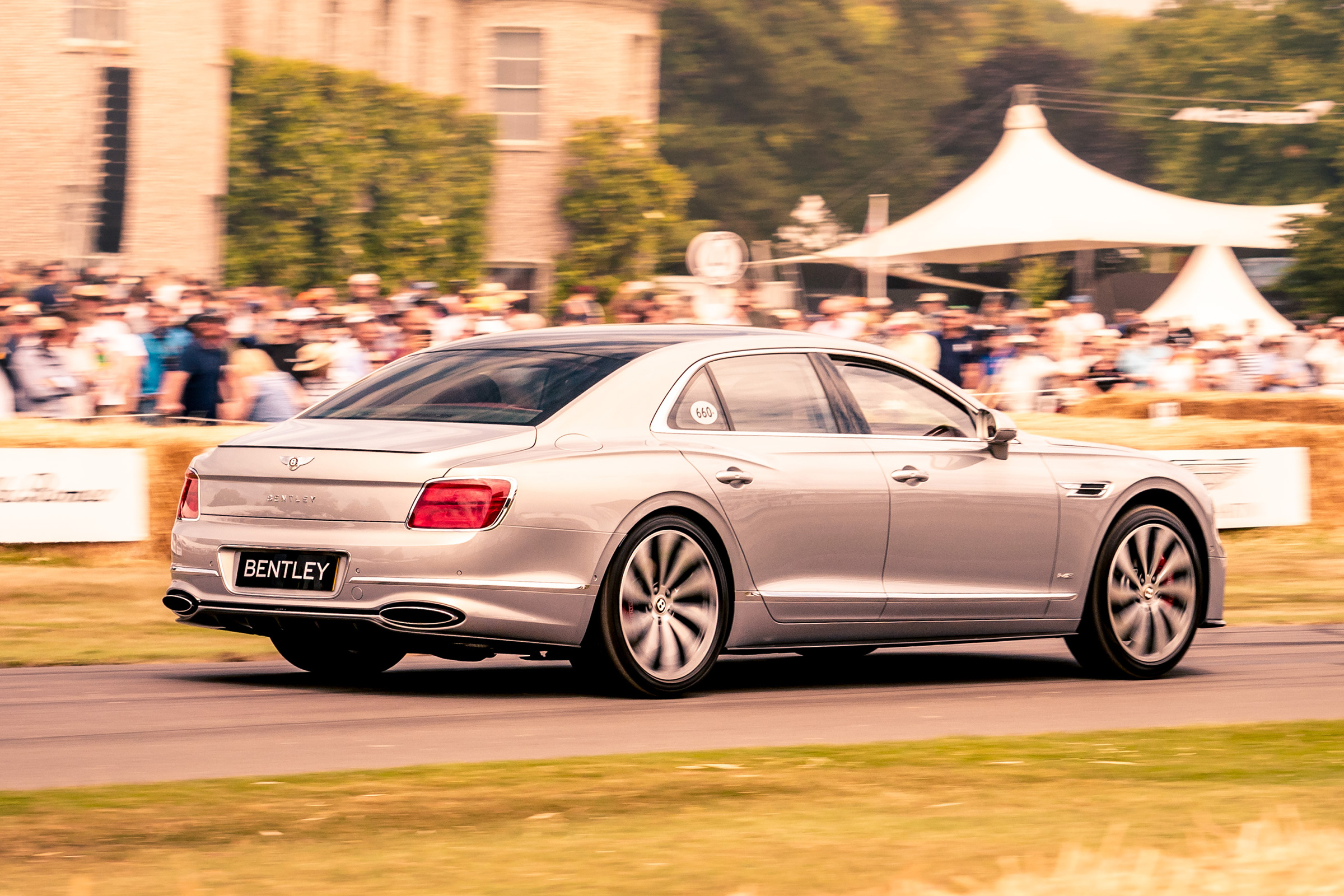 Bentley Flying Spur - side tracking