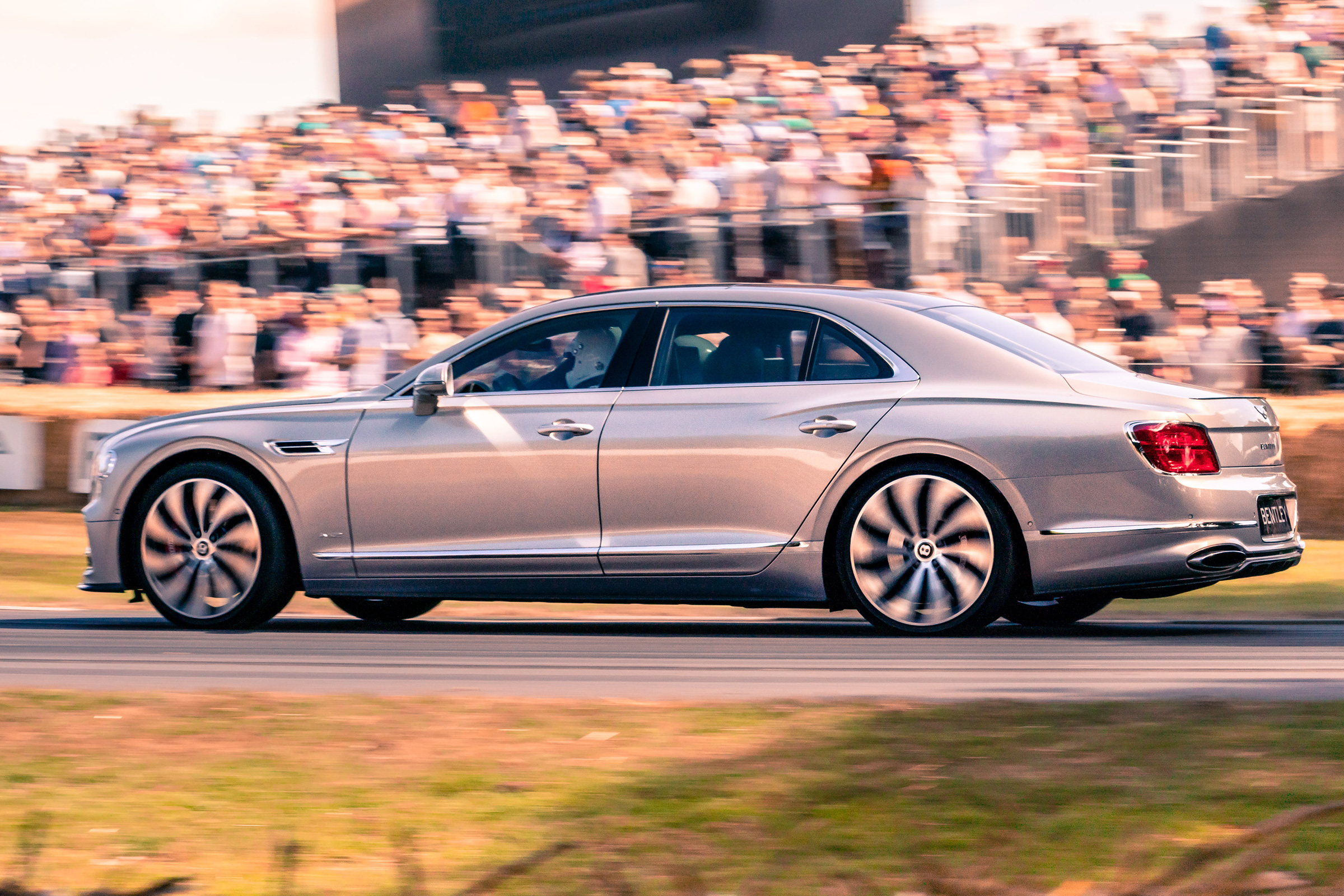 Bentley Flying Spur - side tracking
