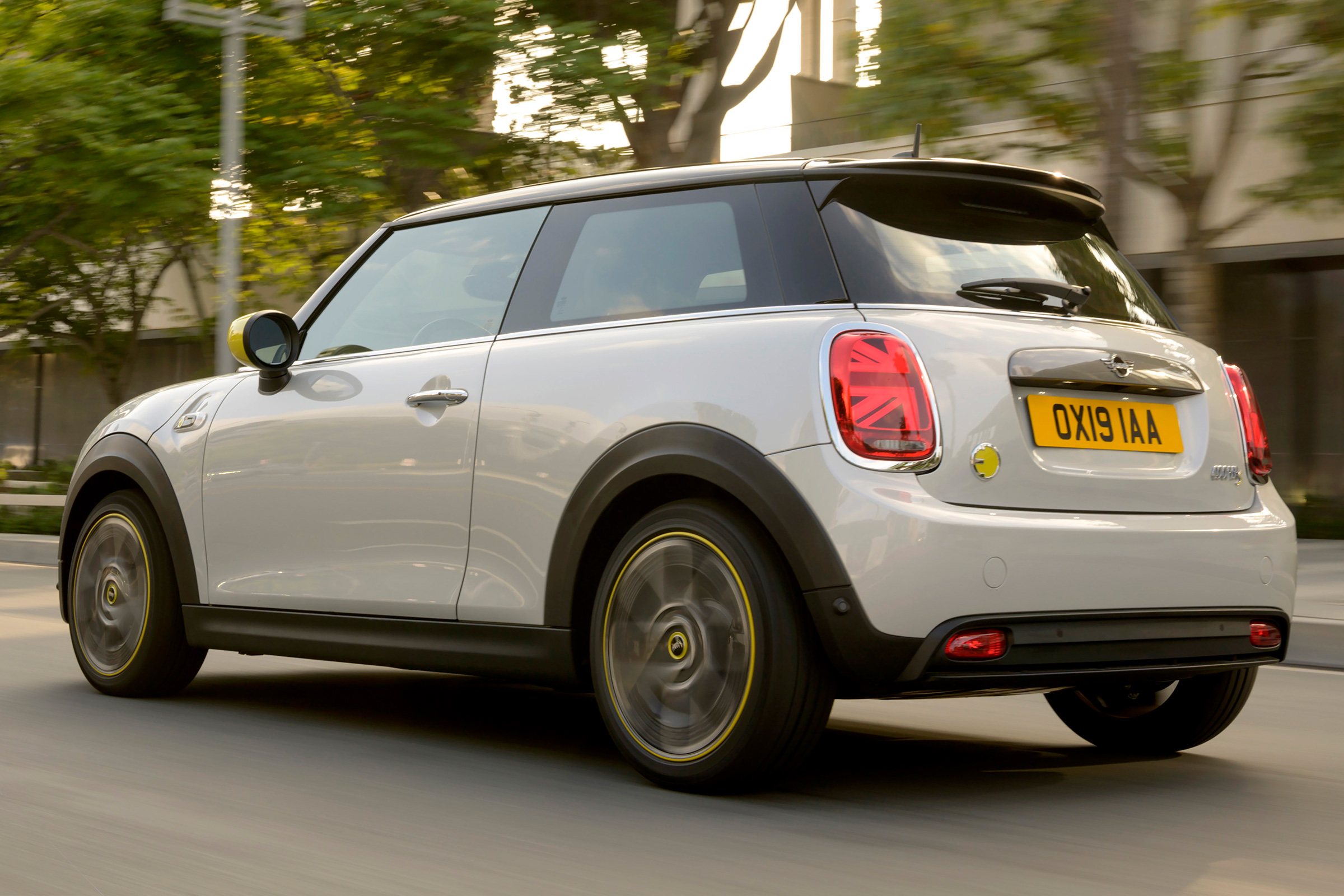 MINI Electric - rear 3/4 tracking