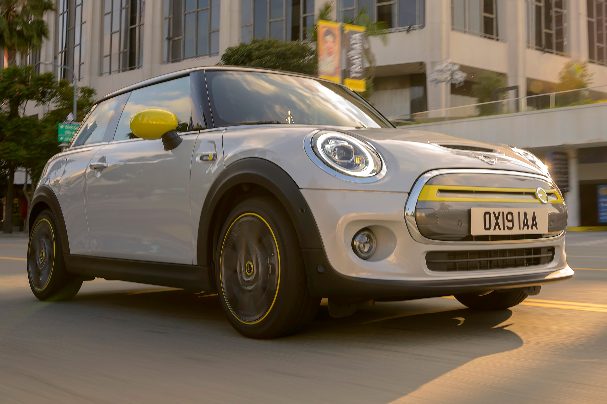 MINI Electric - front 3/4 tracking