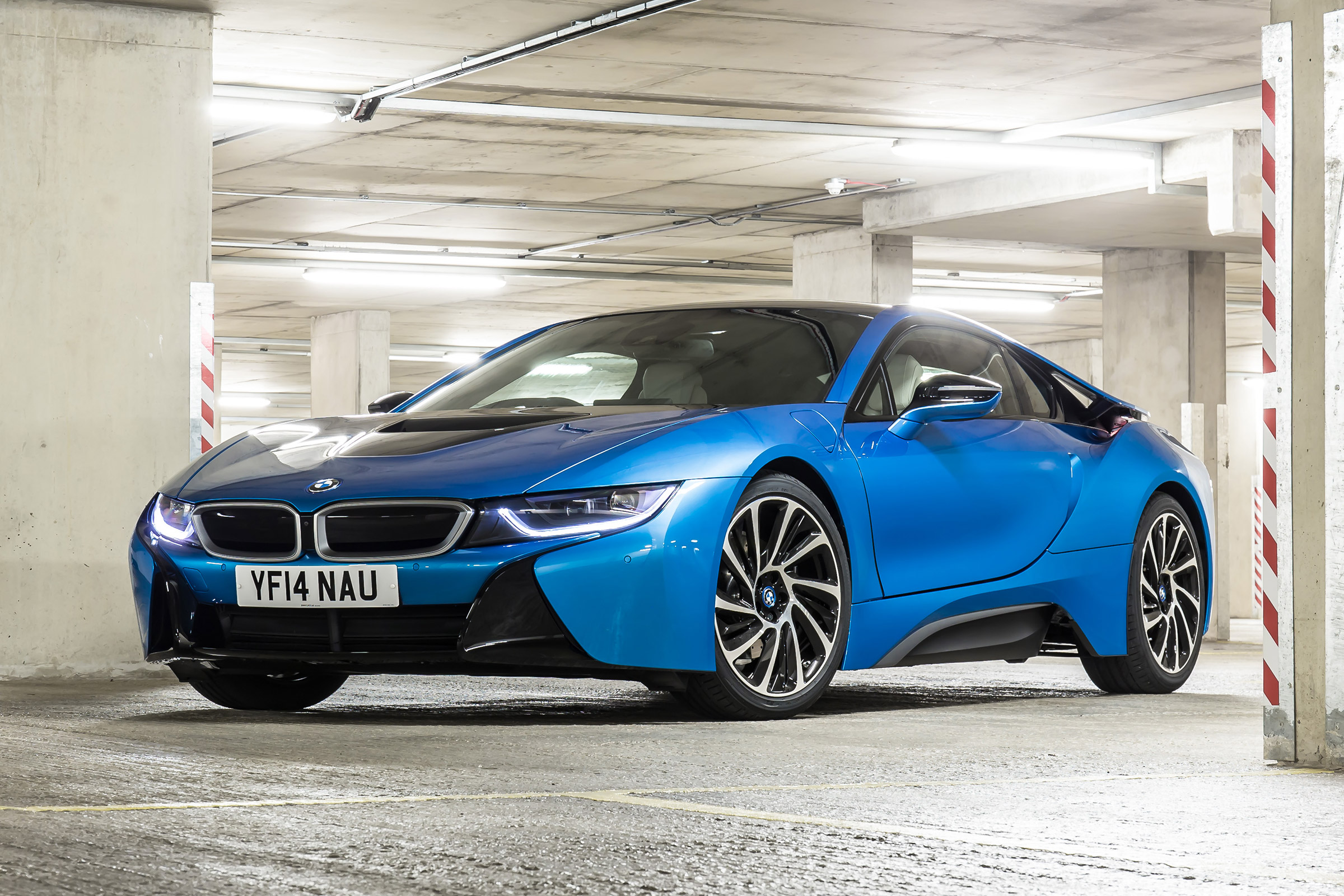 Used BMW i8 - front 