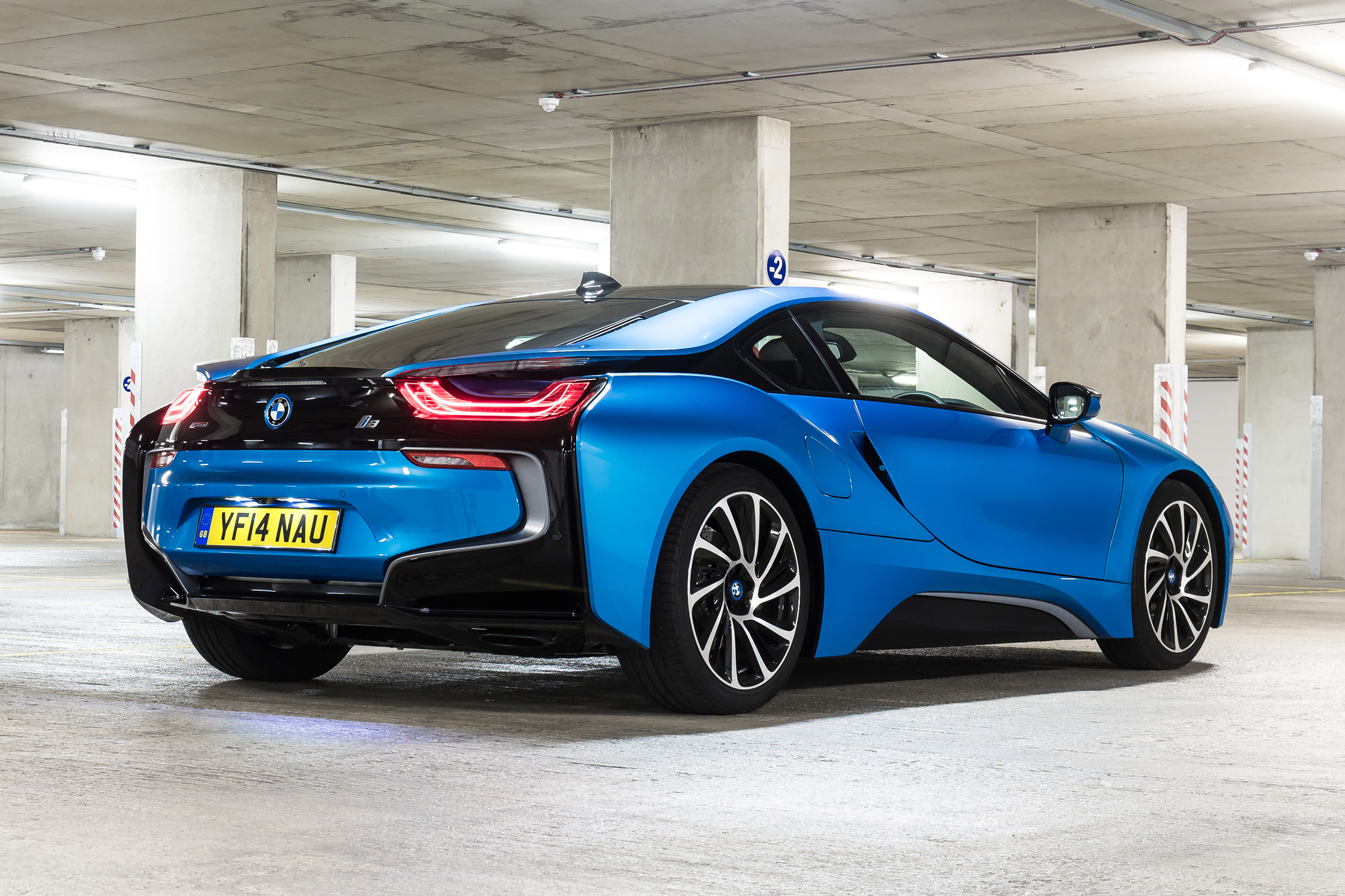 Used BMW i8 - rear
