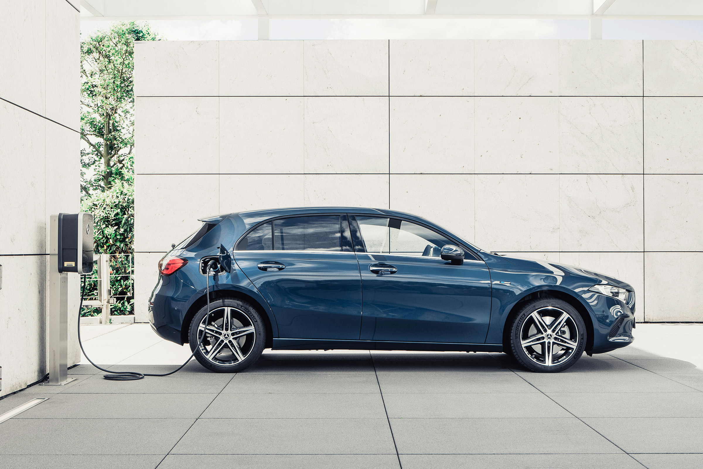 Mercedes A 250 e - side charging