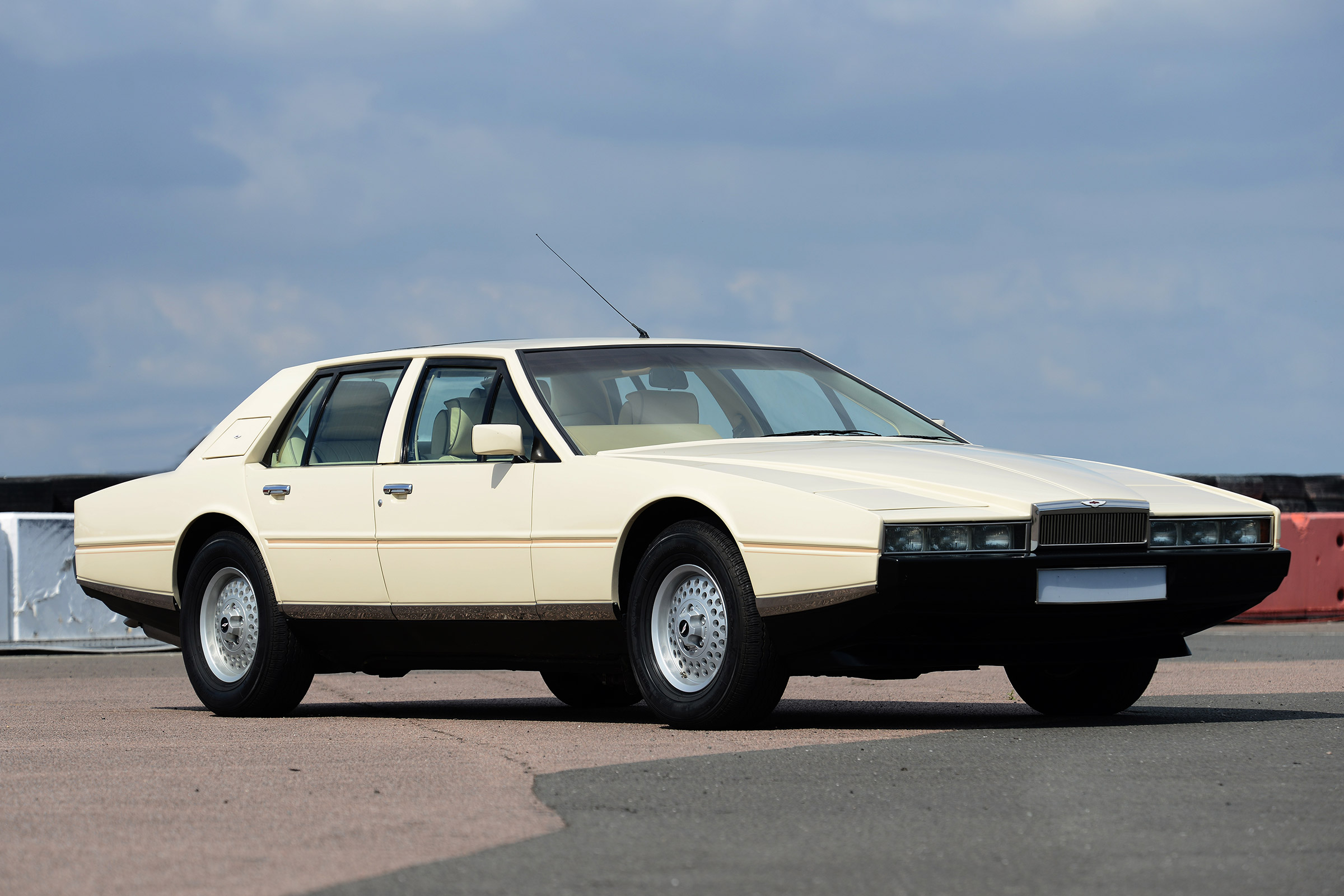 Aston Martin Lagonda - front/side