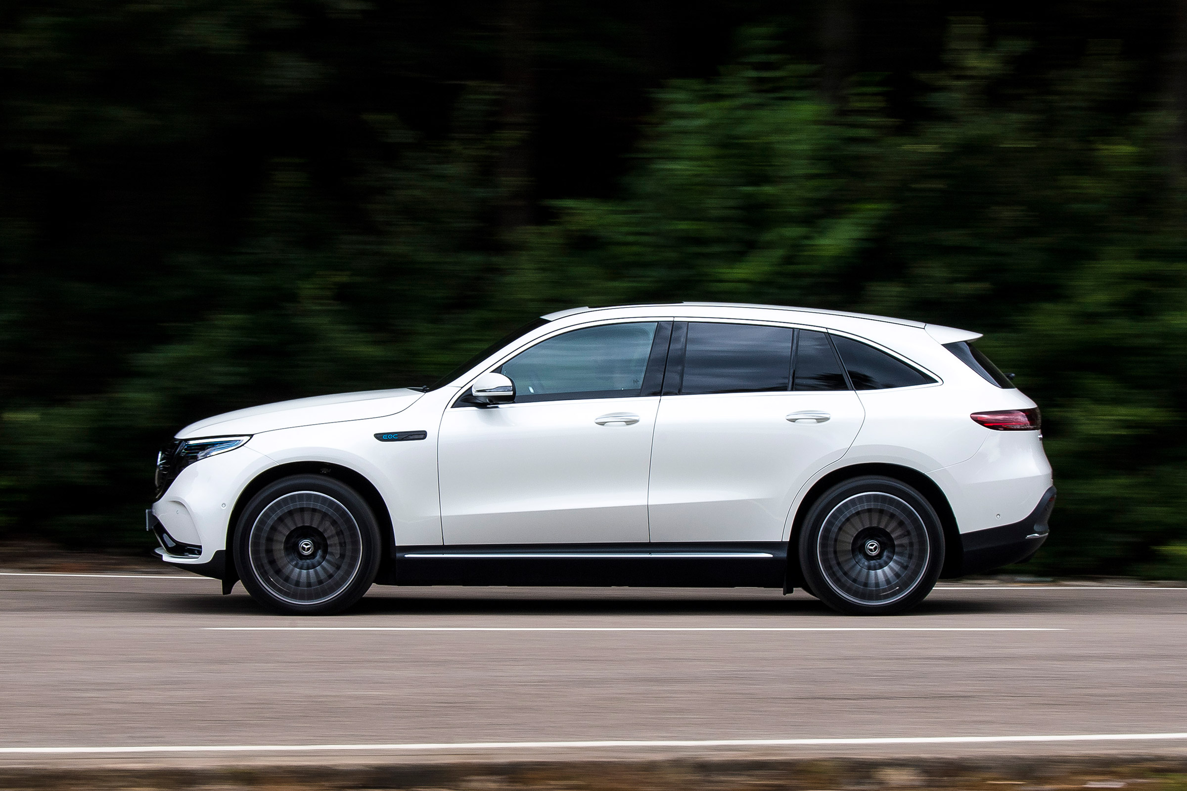 Mercedes EQC - side