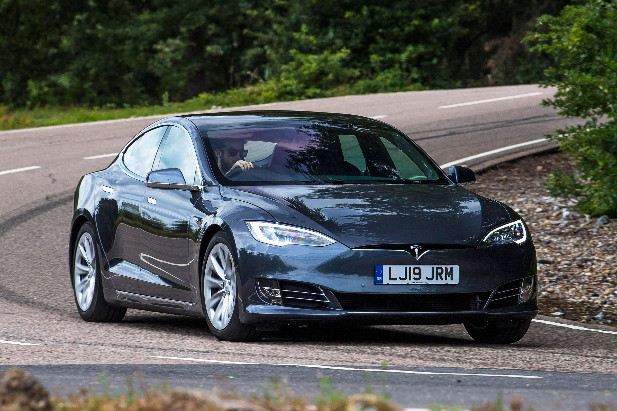 Tesla Model S Long Range - front cornering