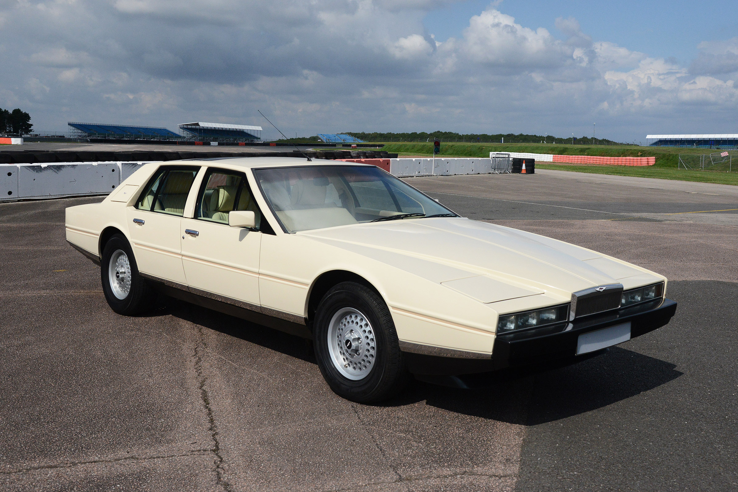 Aston Martin Lagonda - front static