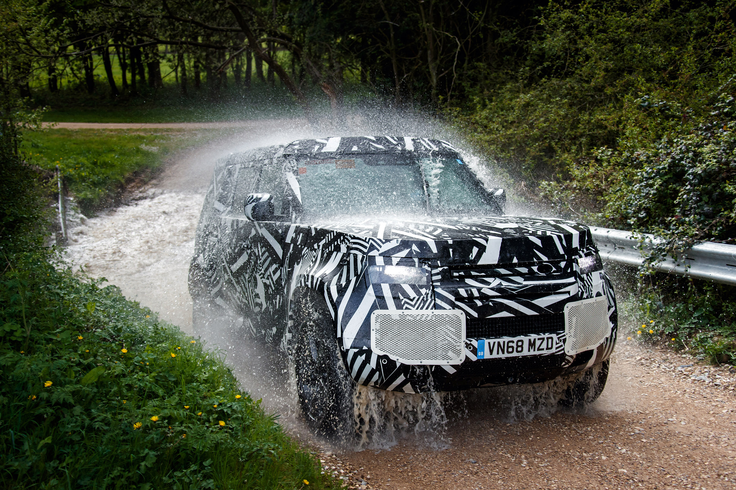 Land Rover Defender - water
