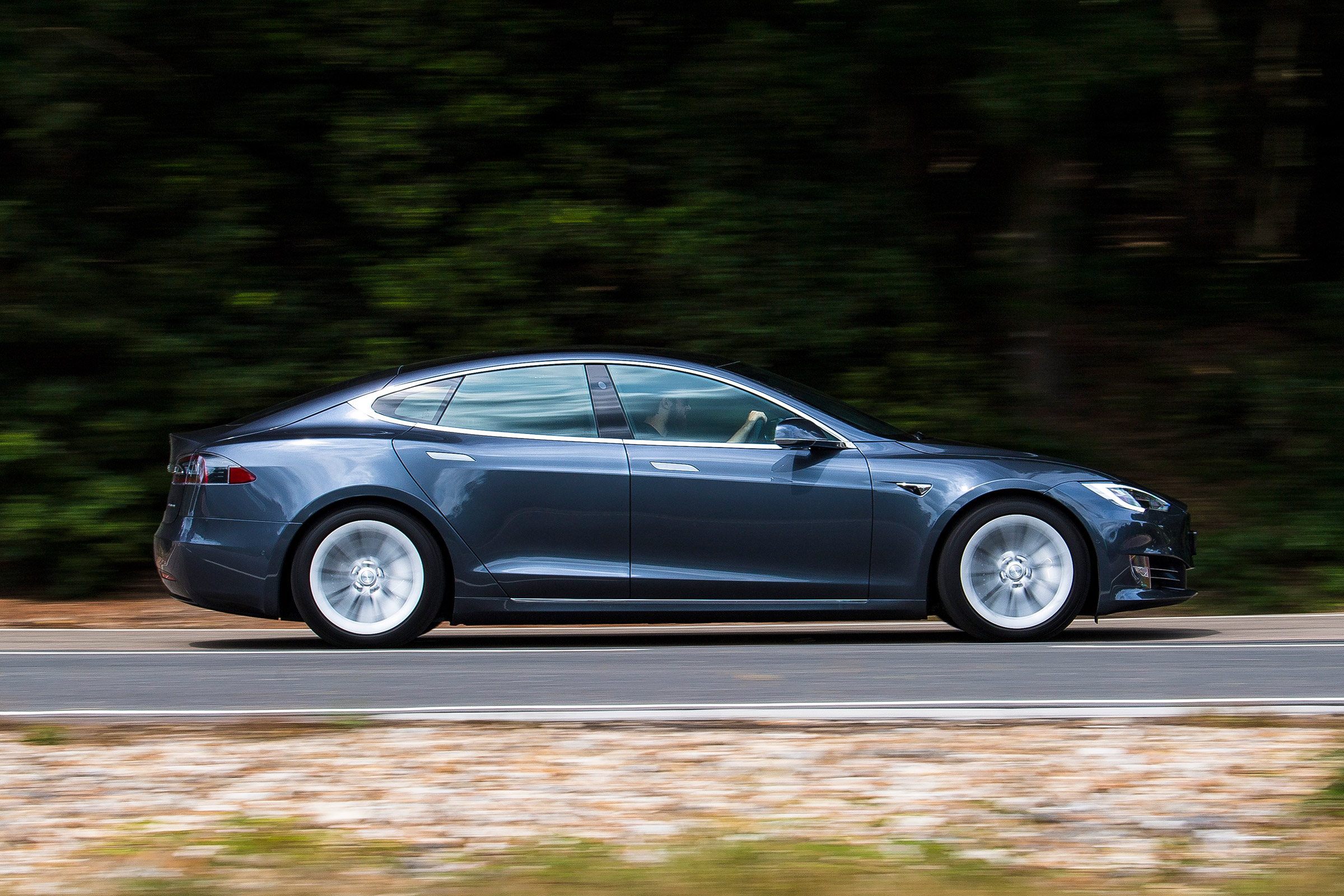 Tesla Model S Long Range - side action