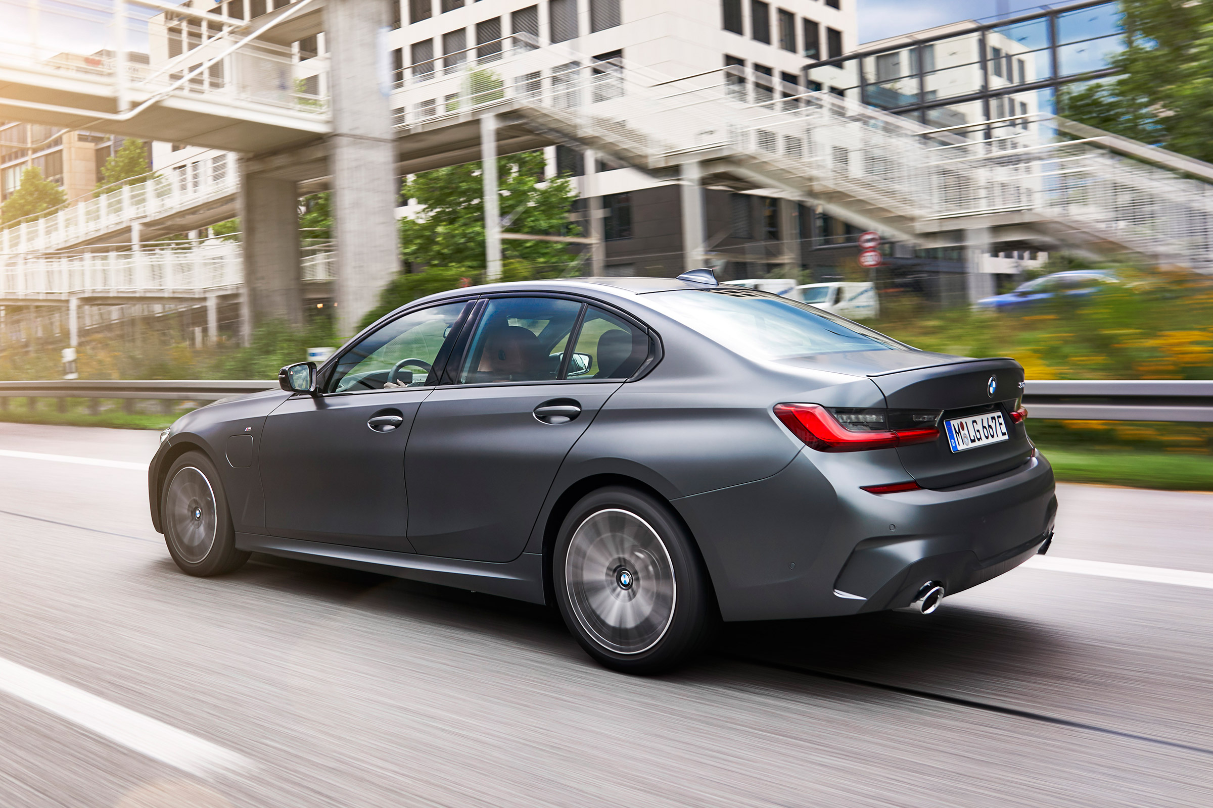 BMW 330e - rear tracking