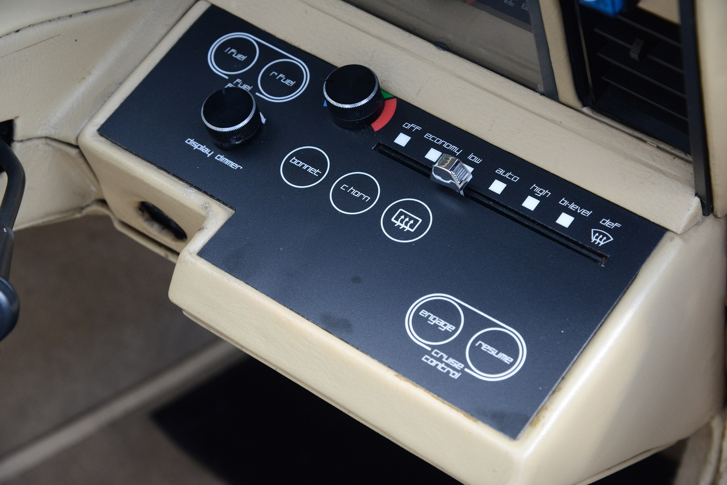 Aston Martin Lagonda - controls