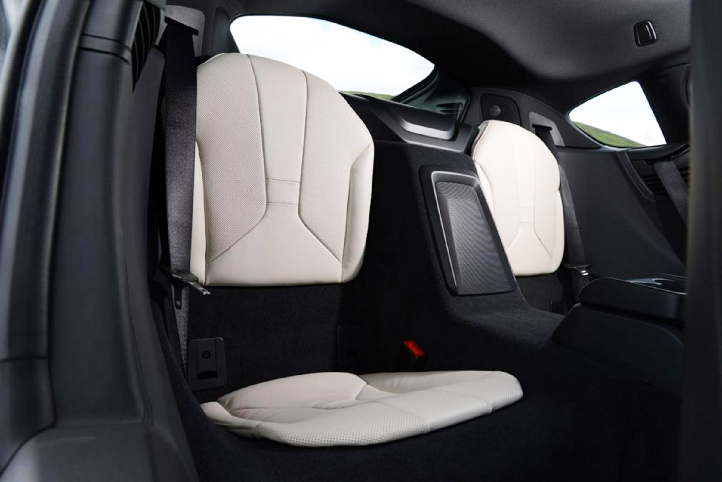Used BMW i8 - rear seats